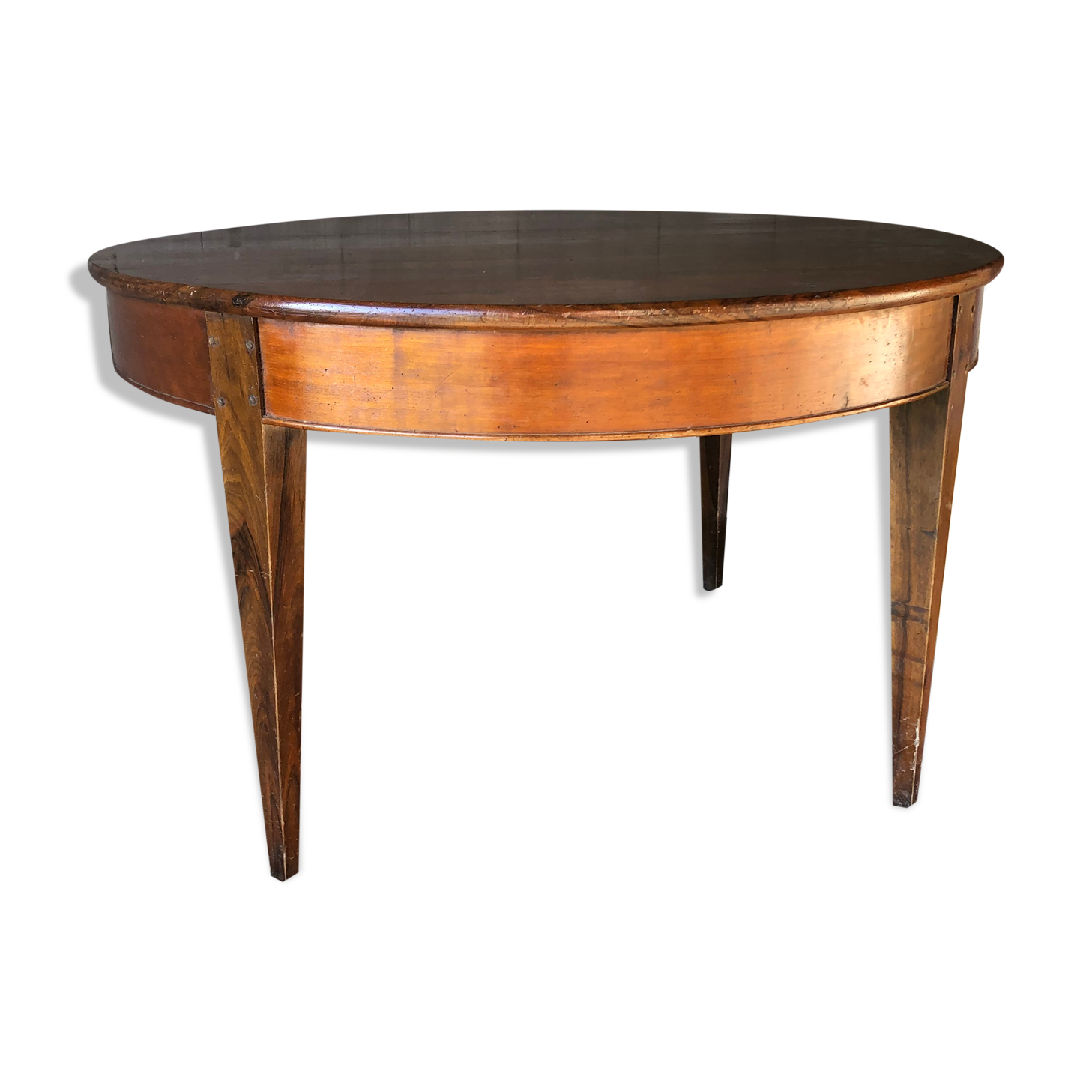 Round dining table