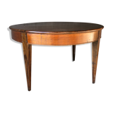 Round dining table