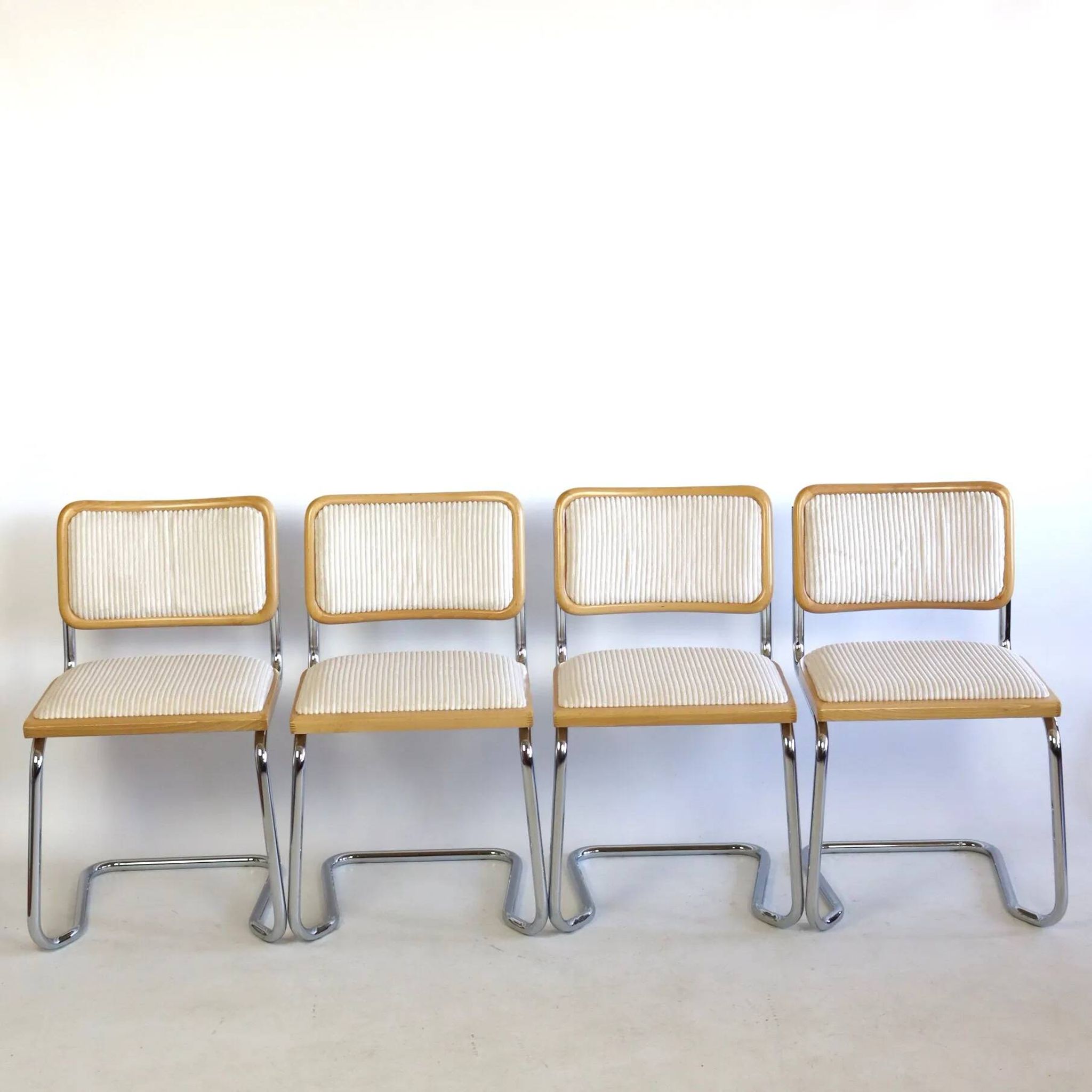 Série de quatre chaises B32