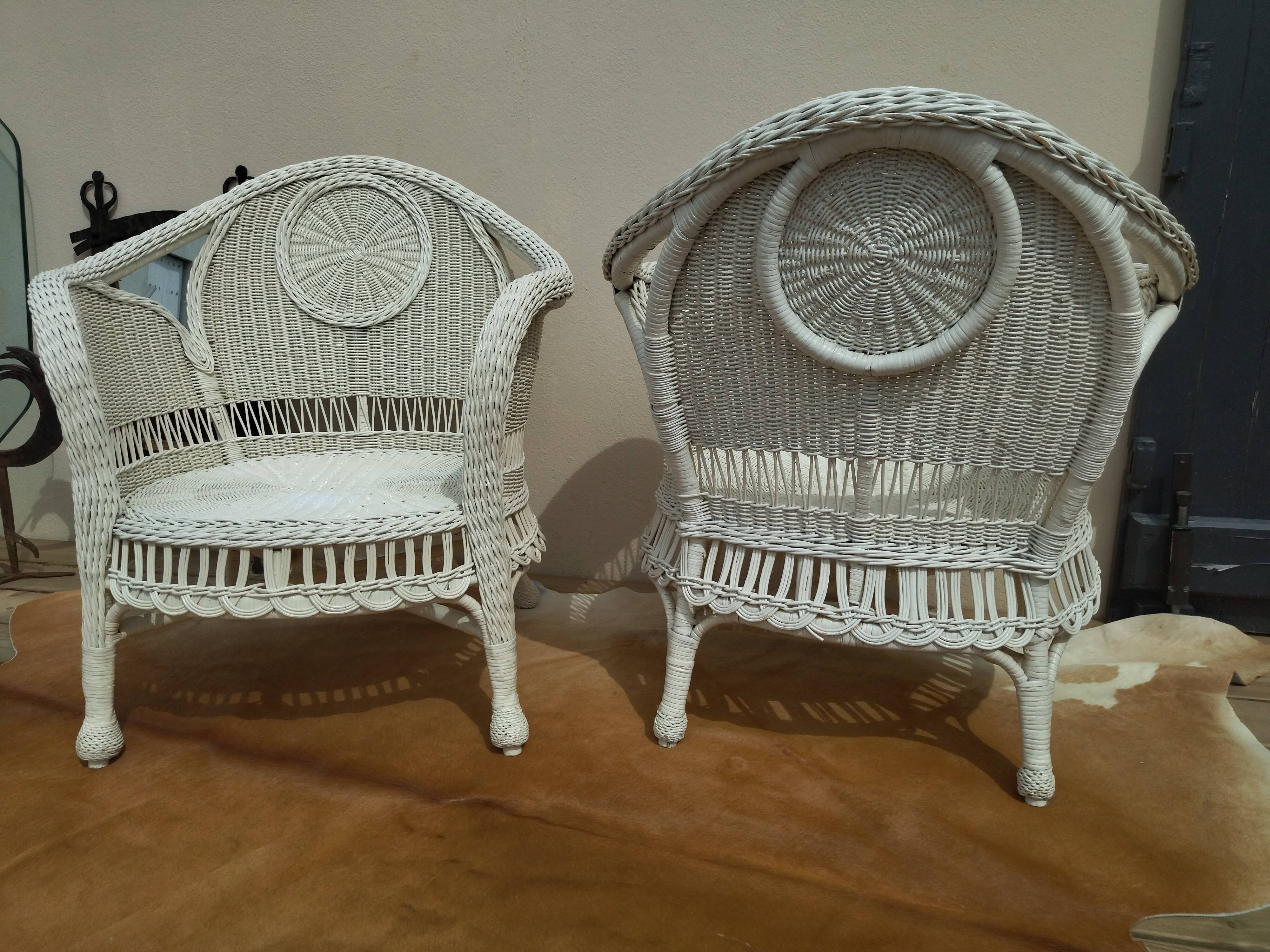 Paire de fauteuils blancs en rotin