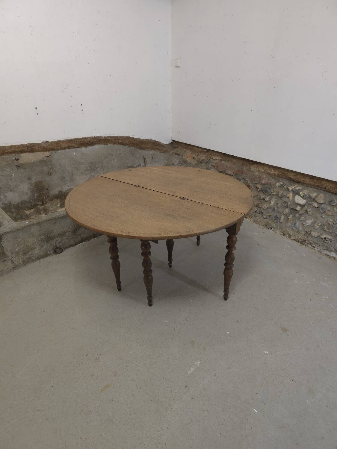 Extendable half-moon round oak table for 2 to 8 people