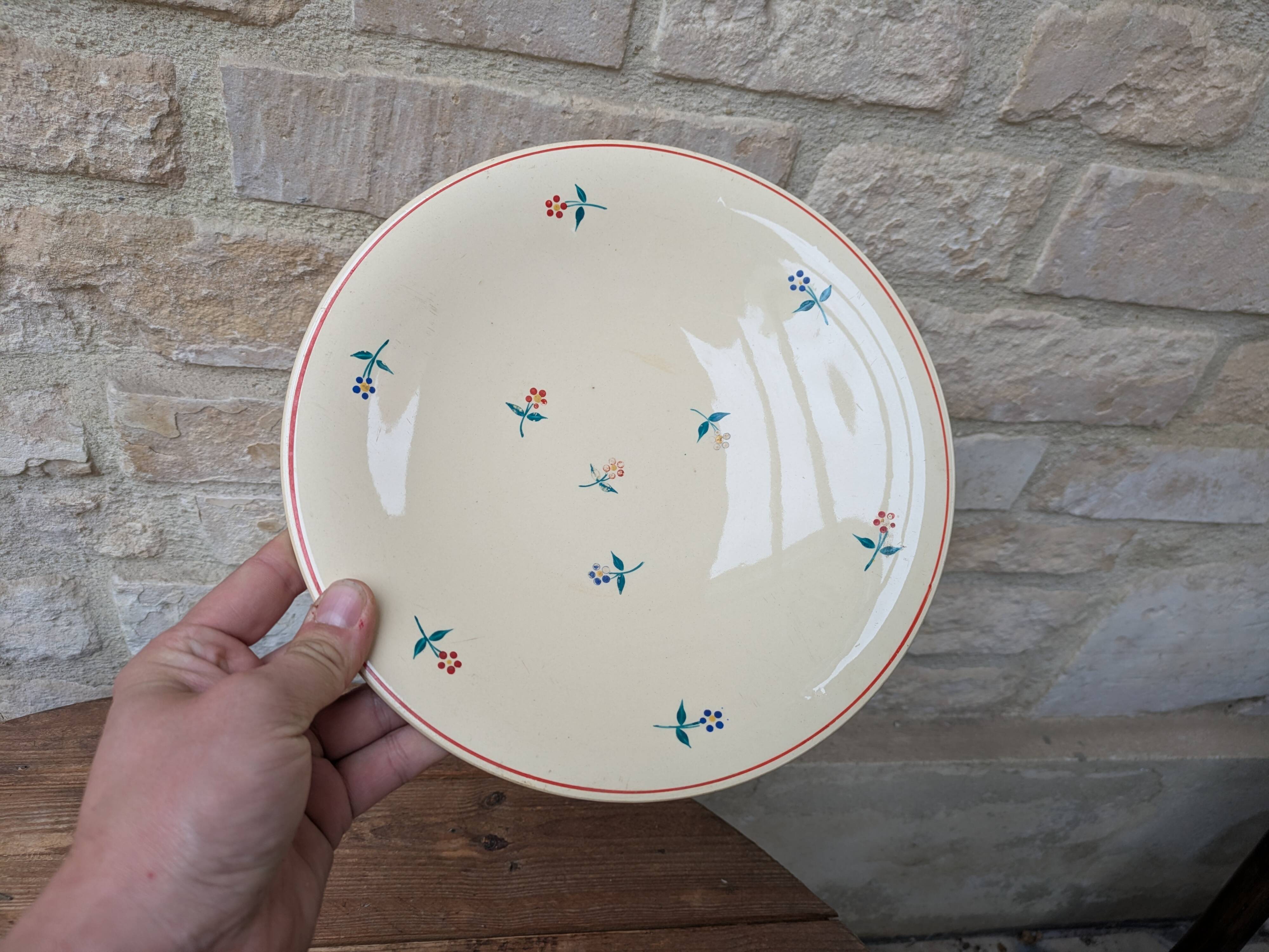 Round serving dish Moulin des Loups Orchies with small flower decoration 25.5cm