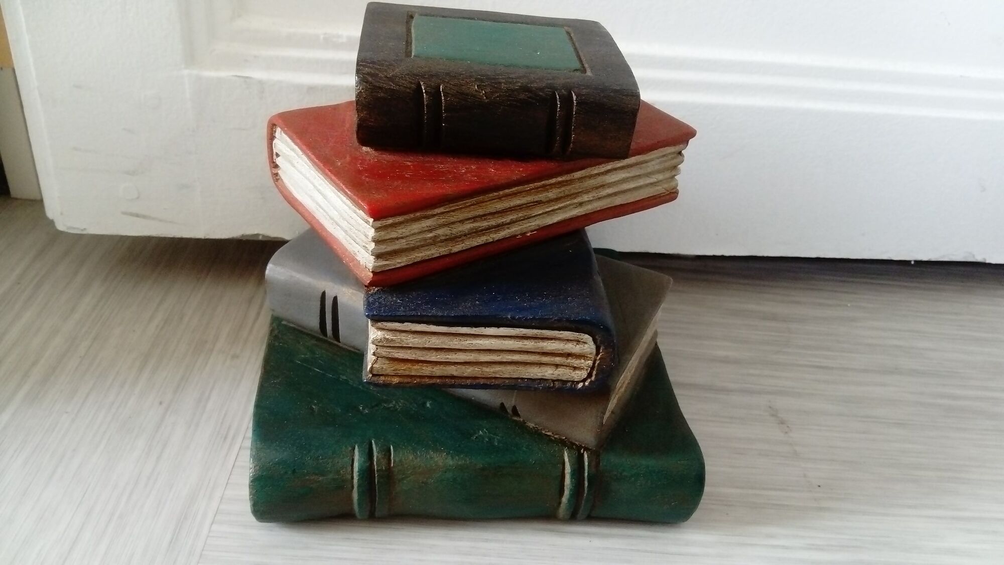 Hold pile holder of books carved wood trompe l oeil