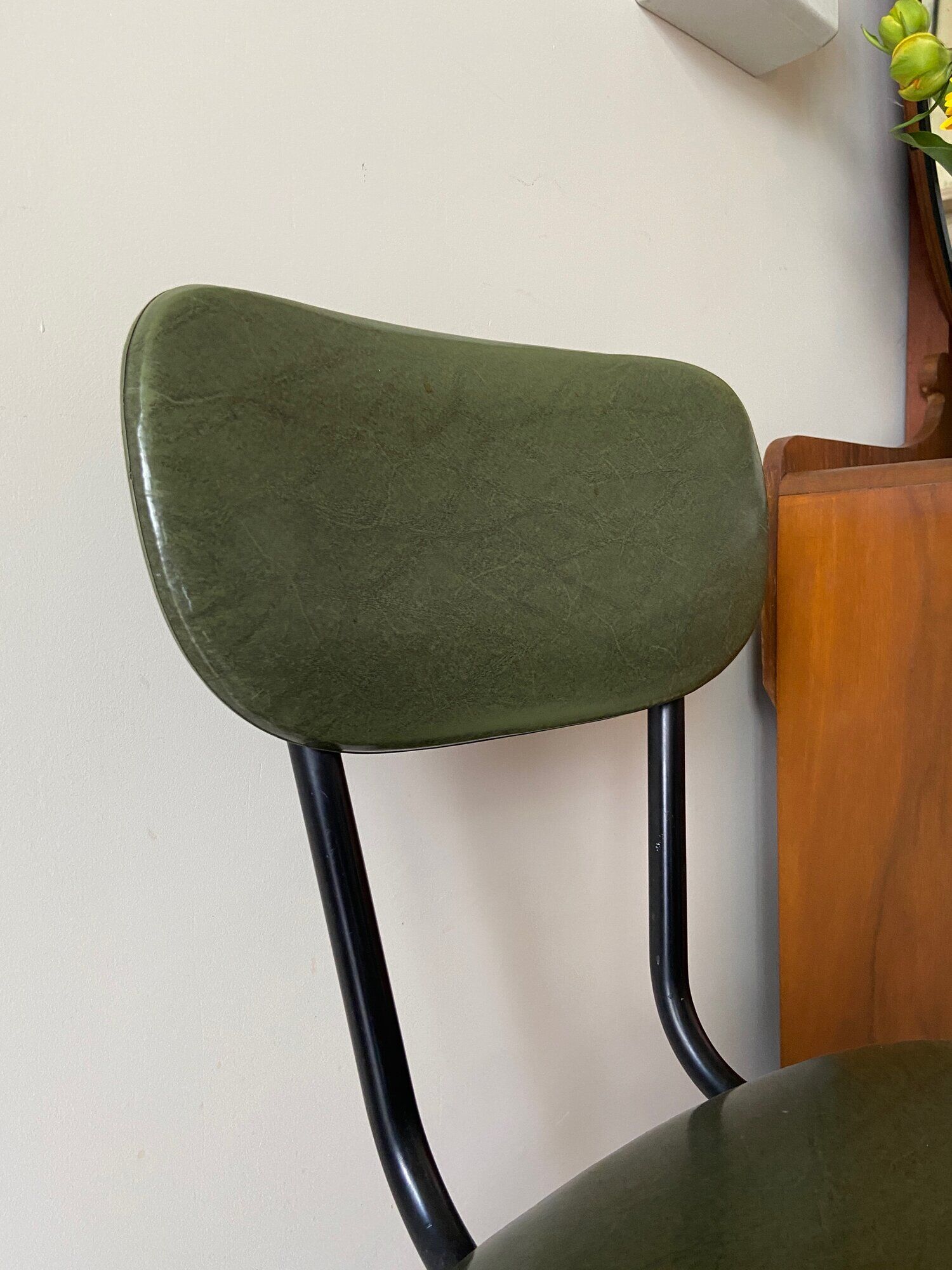 Chaise en skaï vert et métal noir