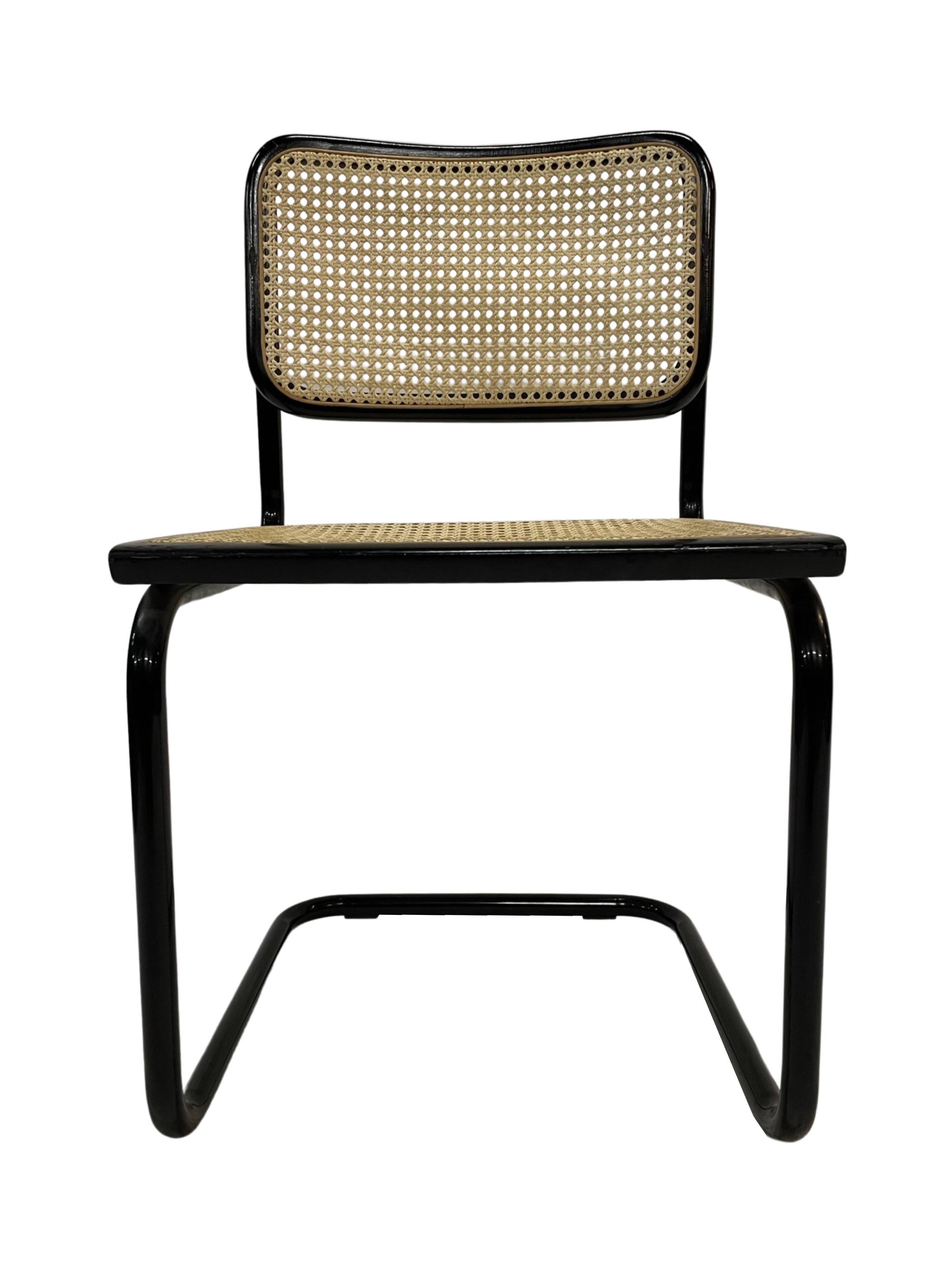 Chaise design Cesca modèle B32 en noir - structure noire