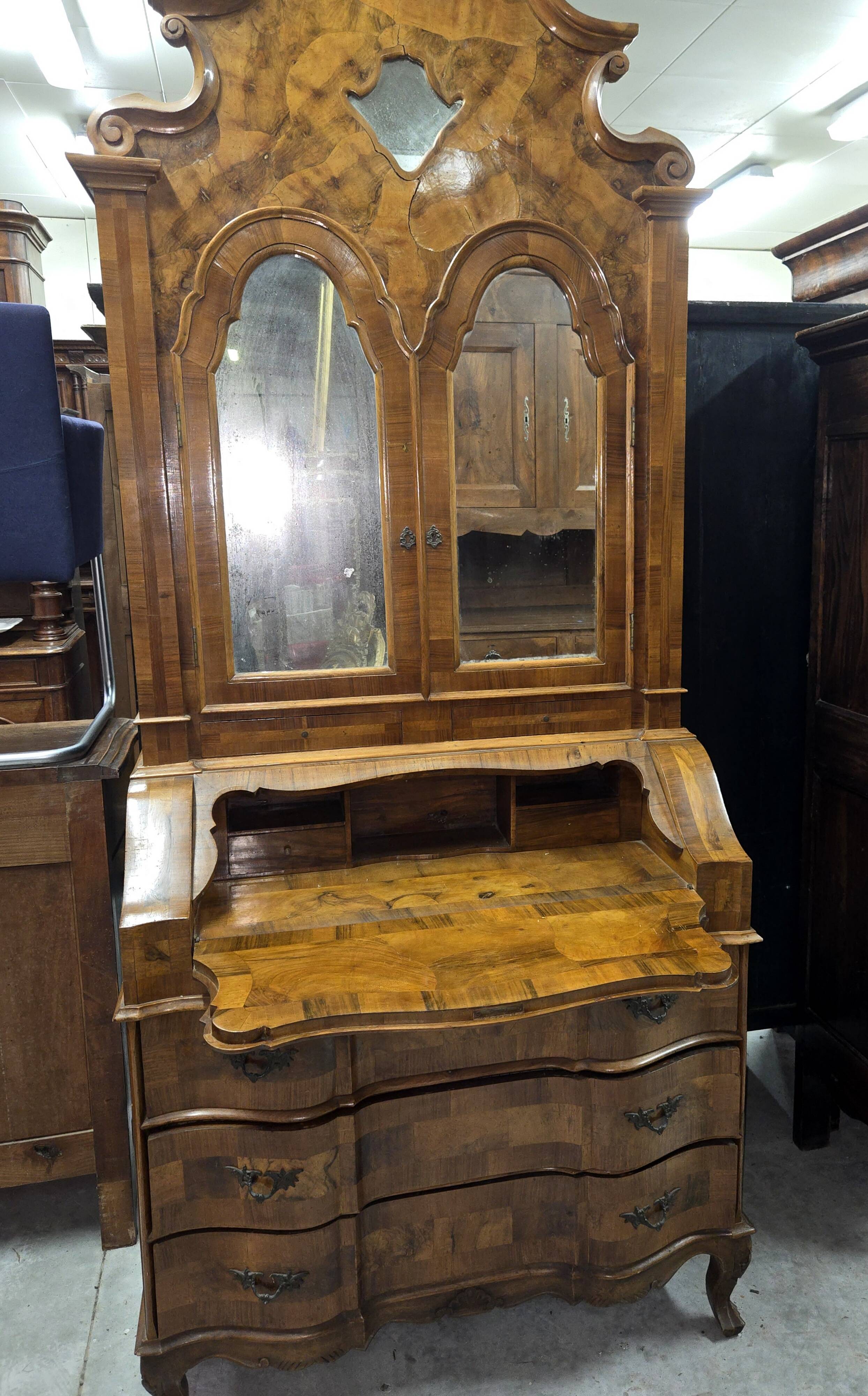 Important secretary desk in Venetian style, Louis XV, made of marquetry walnut.