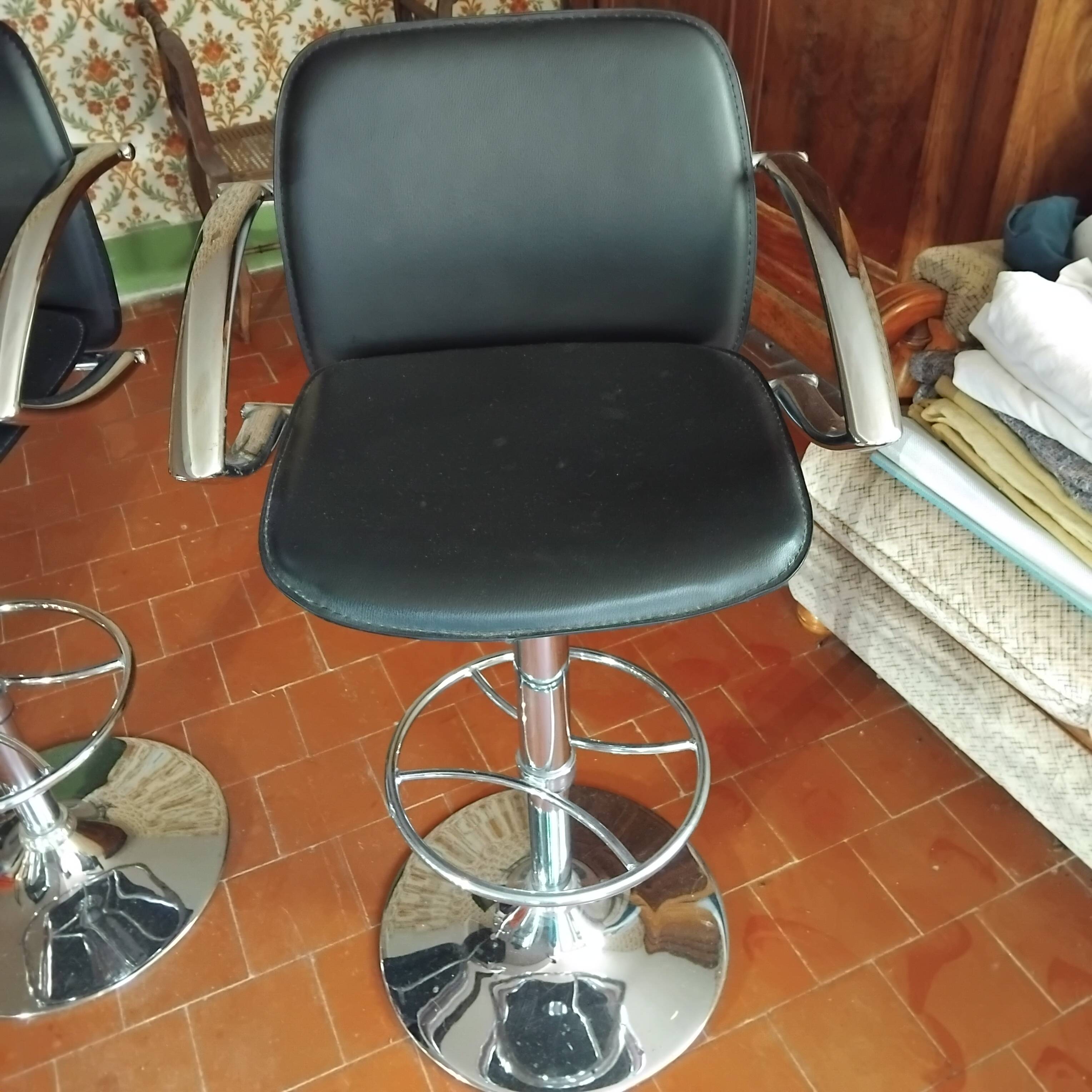 Bar set, tempered glass shelf and 2 stools