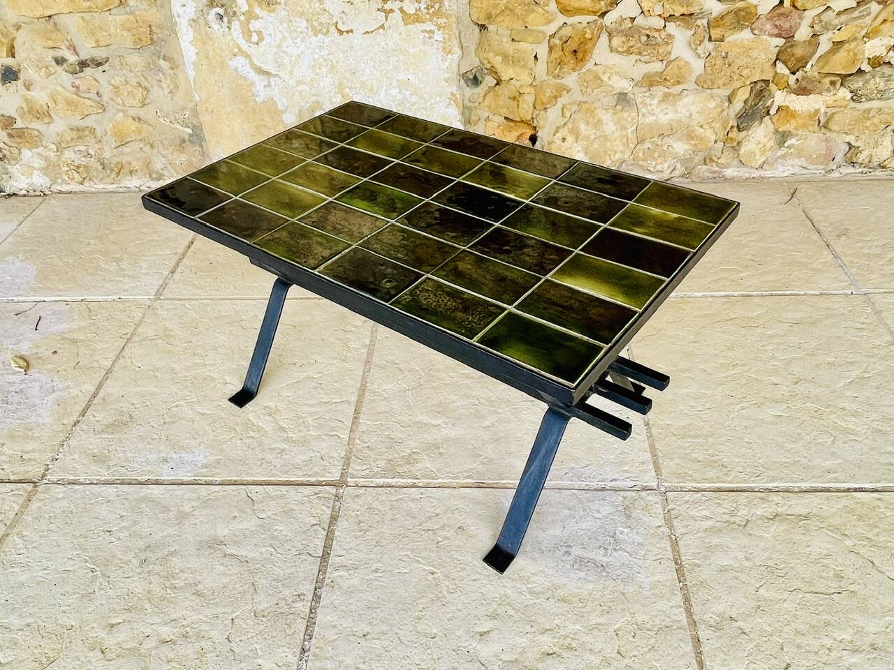 Table basse en céramique avec porte-magazine, circa 1970