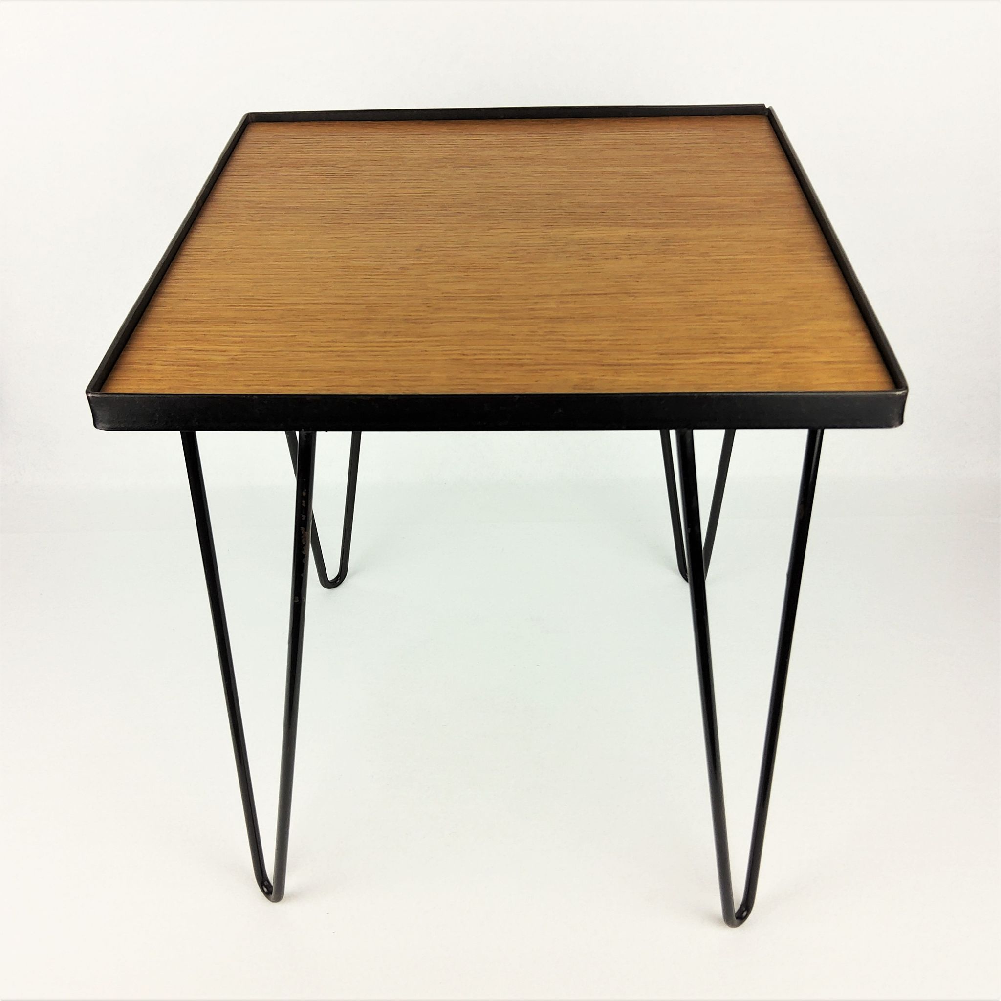 Table d’appoint chêne et métal noir 1950