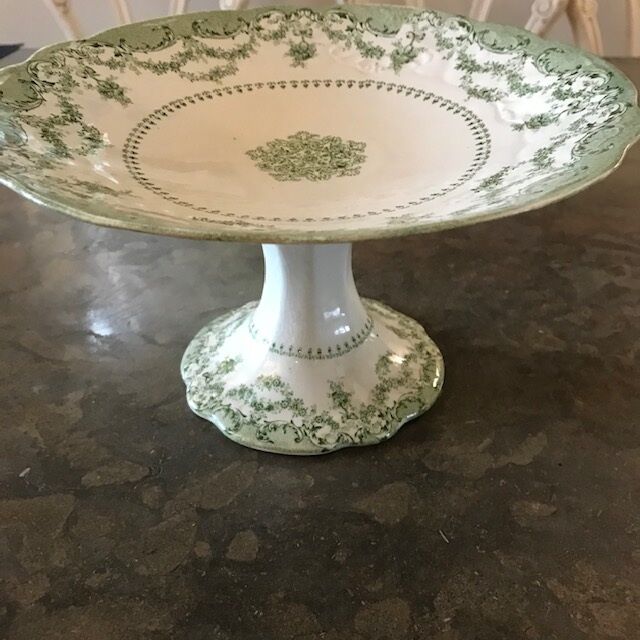 7 dessert plates and a cake dish