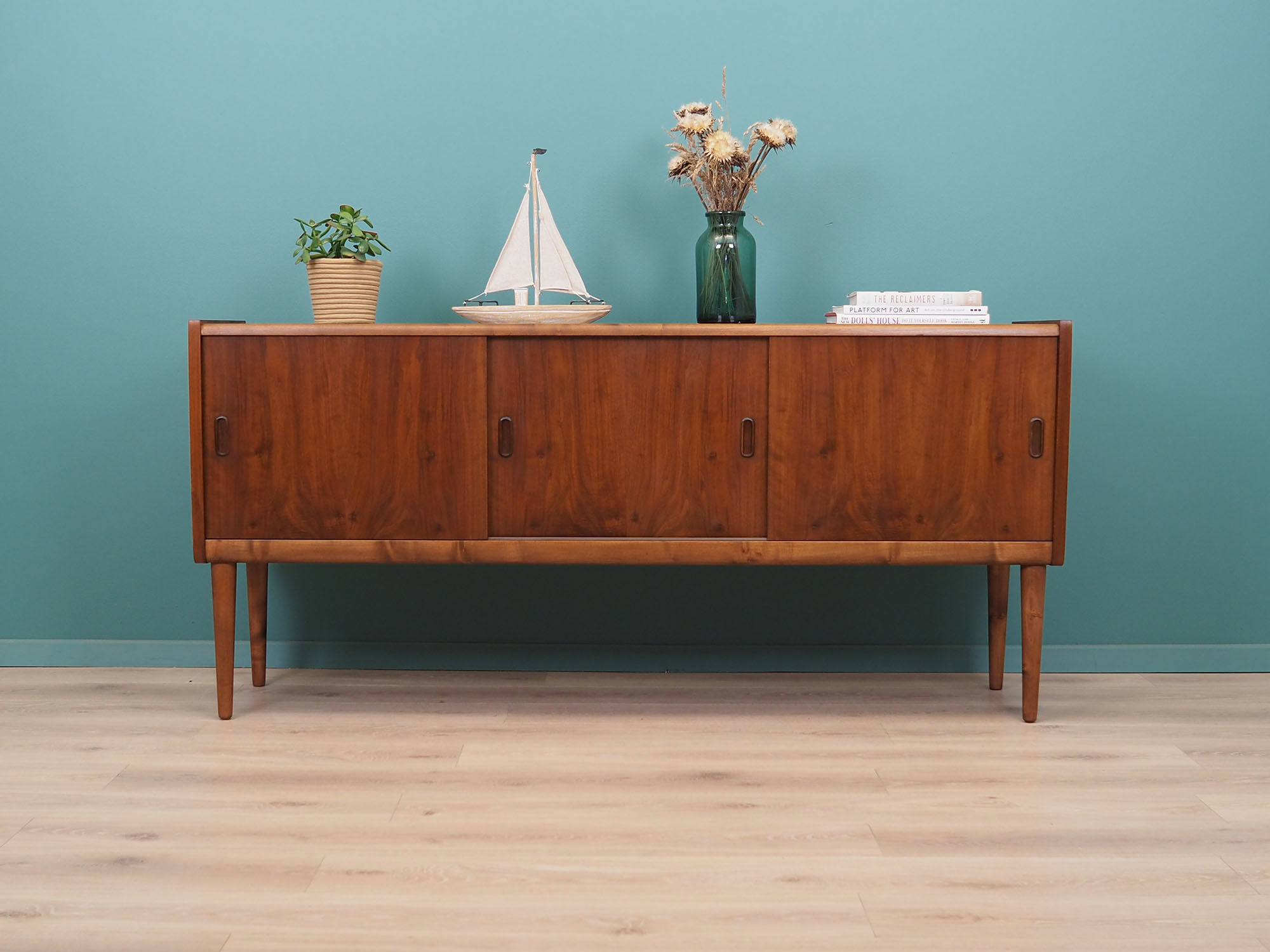Enfilade en noyer, design danois, années 1960, fabriqué au Danemark