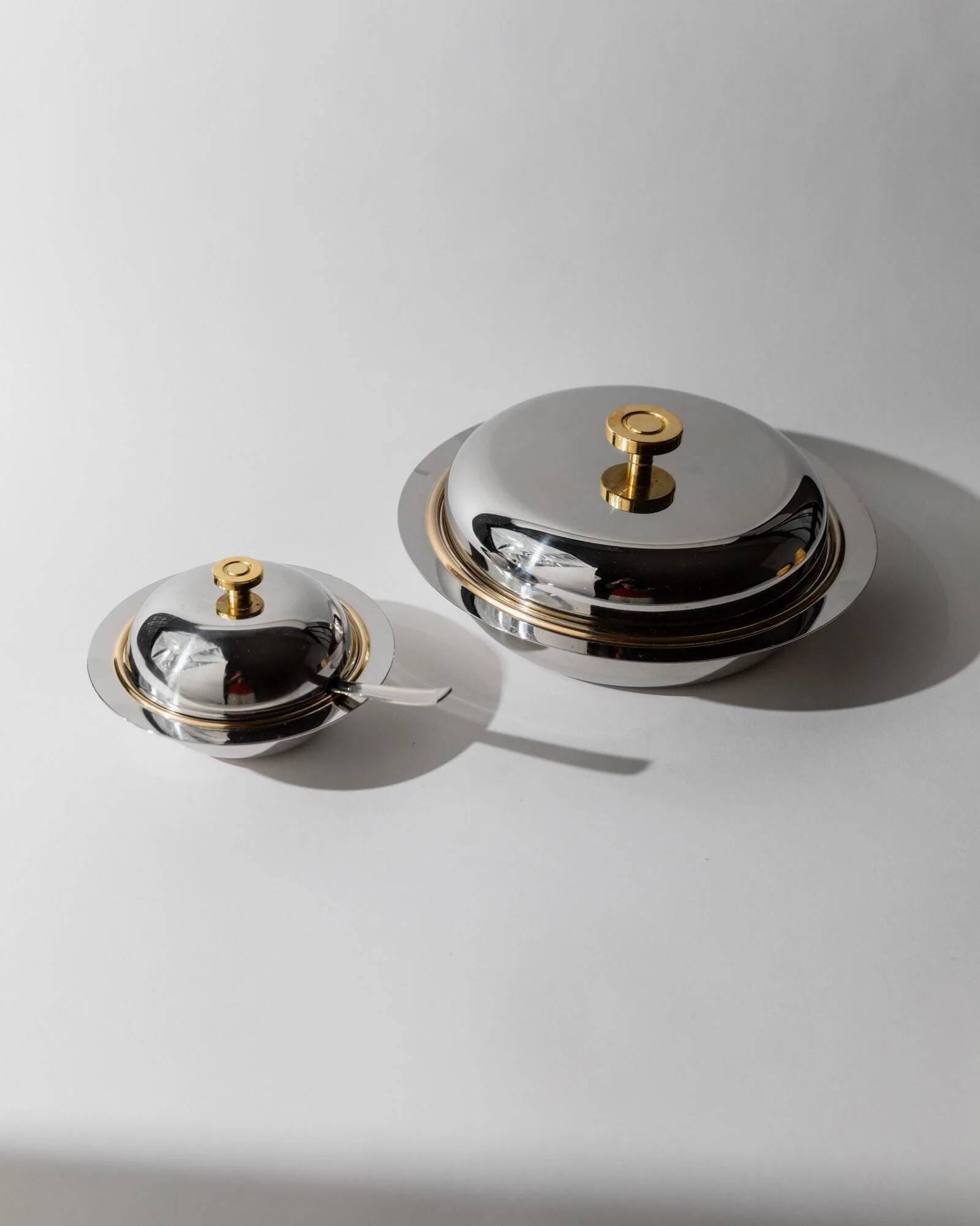 Vintage set of 2 stainless steel bowls with lids, 1980s, with gold details.