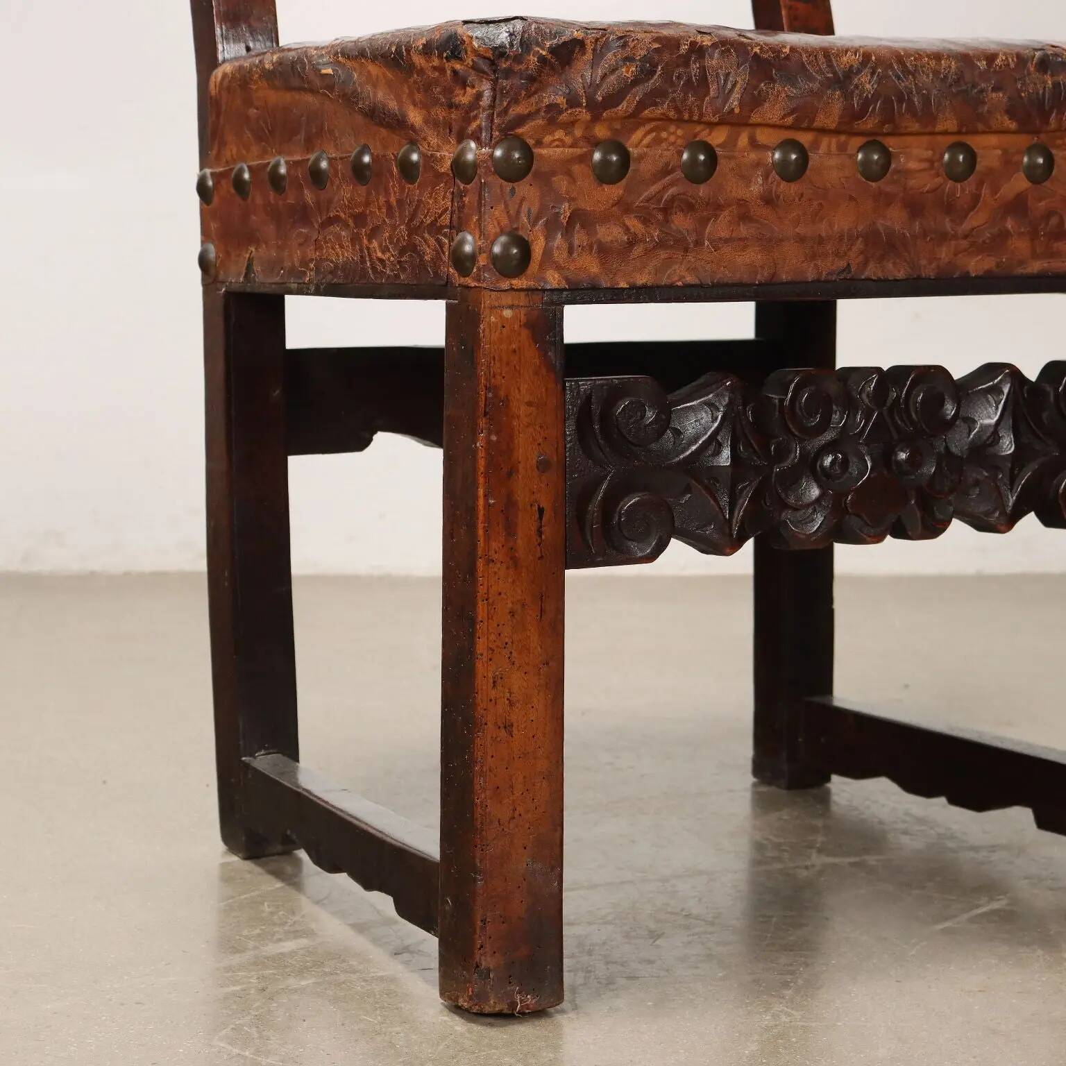 Antique Baroque chair in carved walnut, Italy, 18th century.