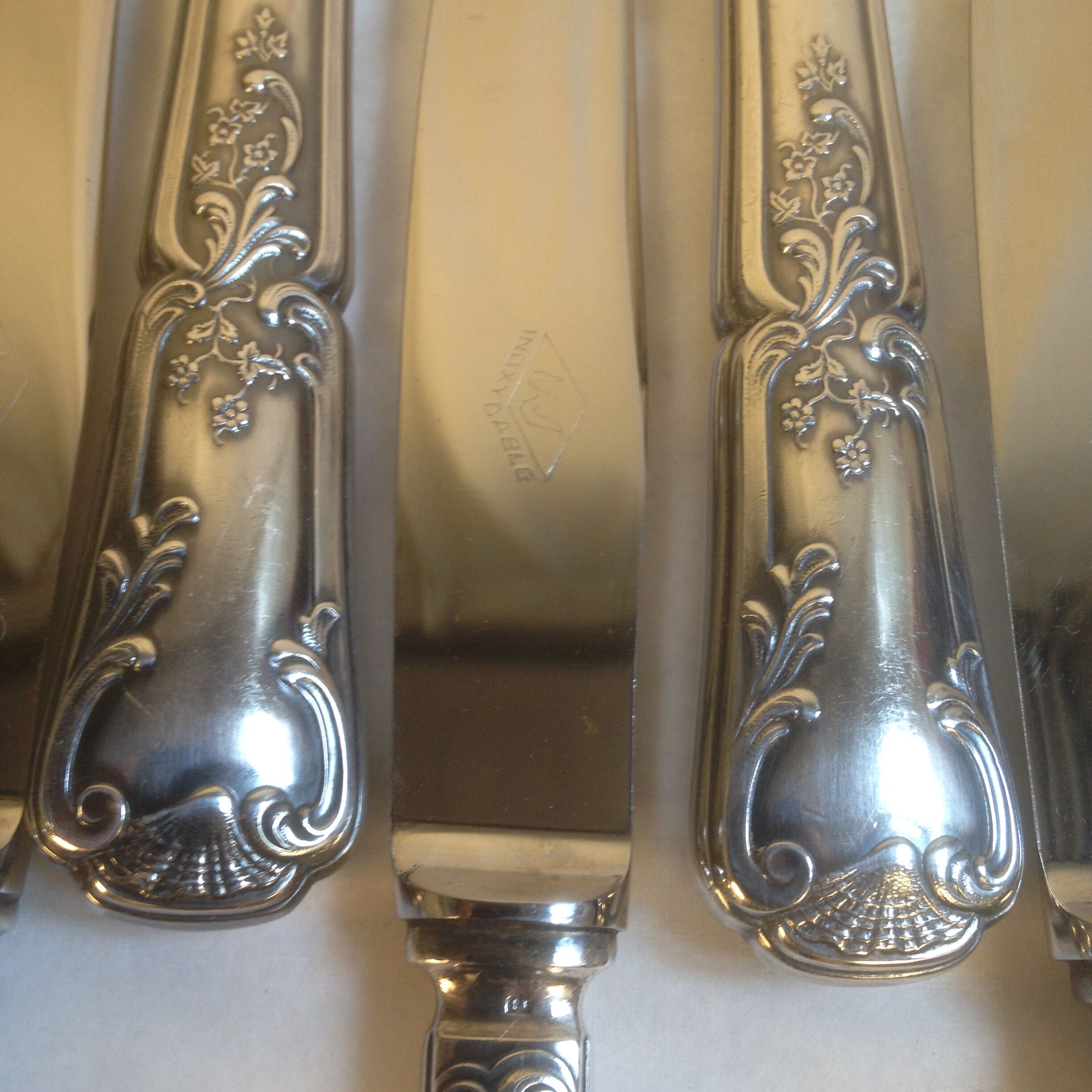 24 silver metal knives and Louis XV style stainless steel blade