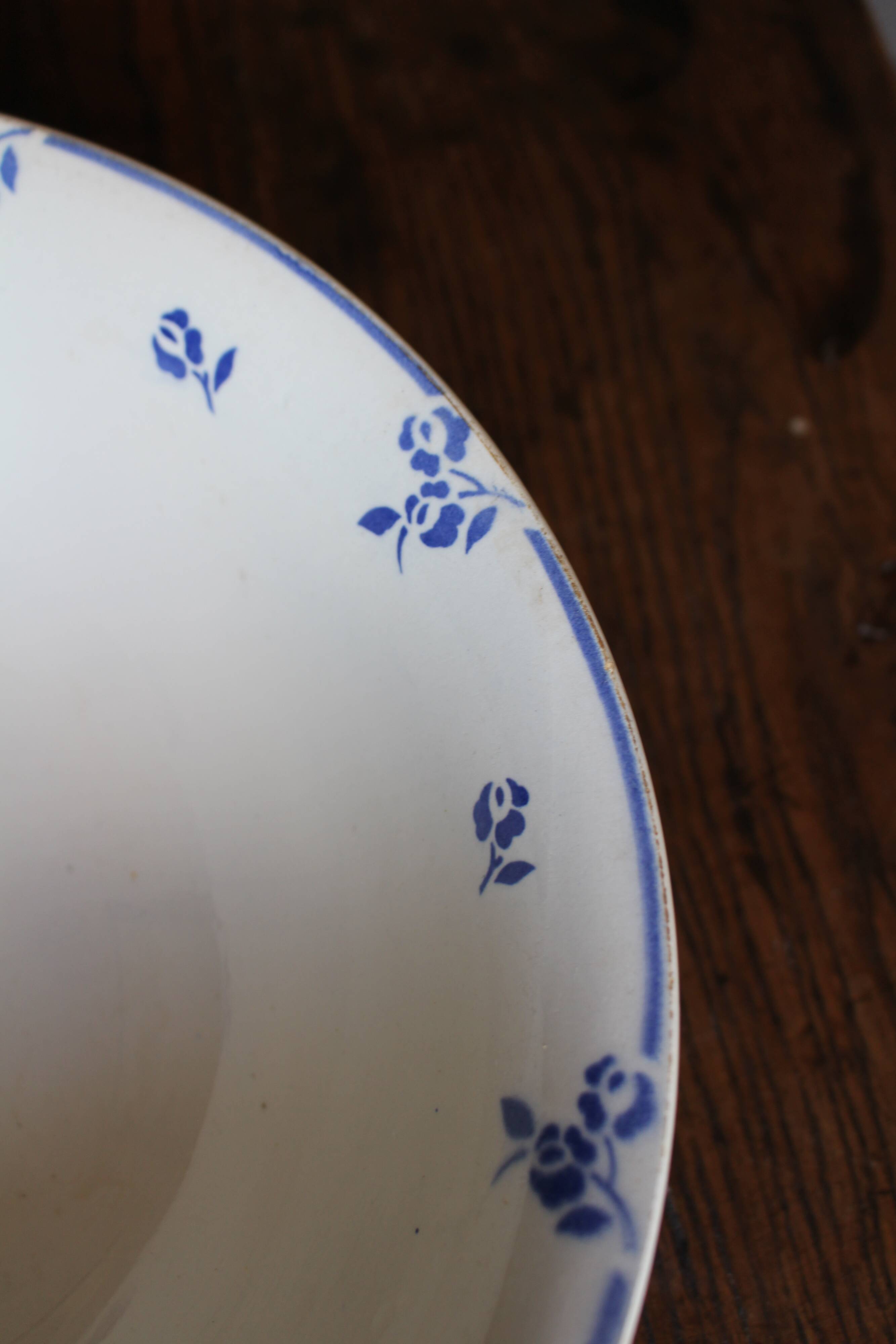 Blue salad bowl with Digoin Art Deco flowers