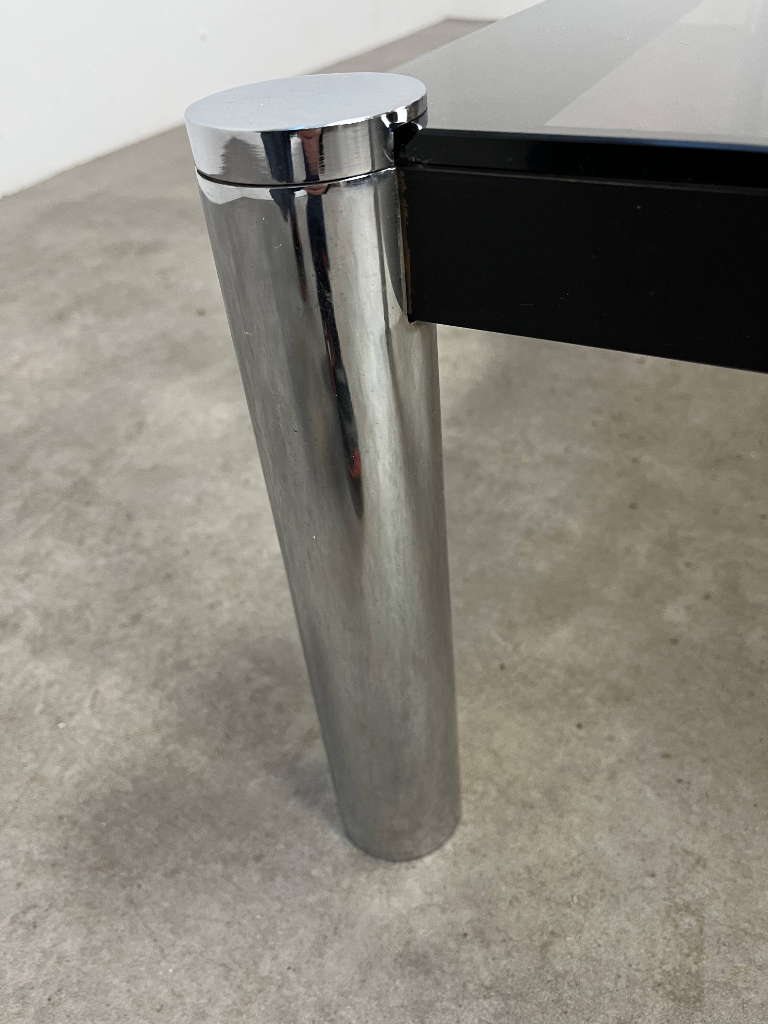 Table basse chrome et verre fumé années 70