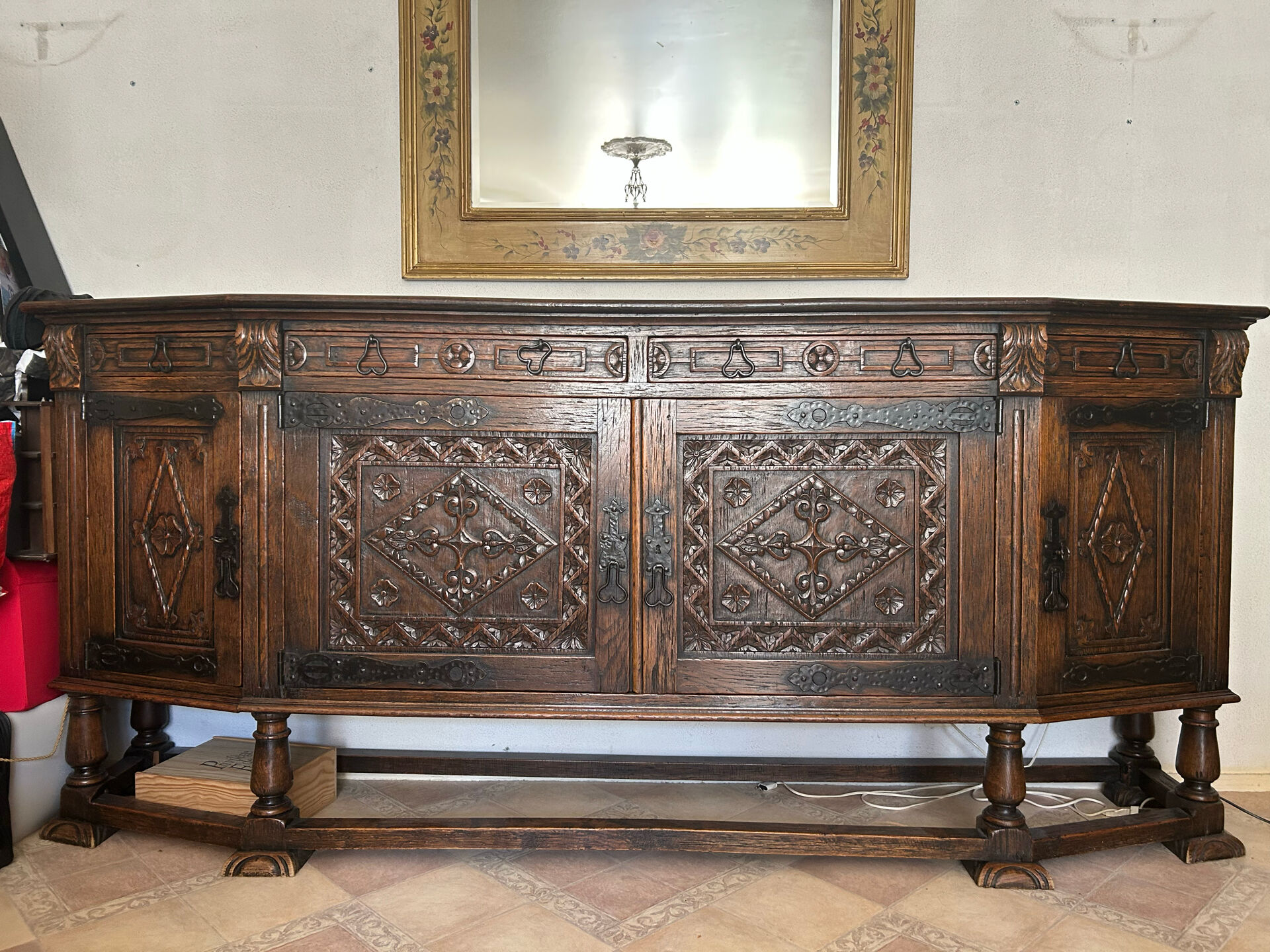 Buffet basque en chêne massif sculpté