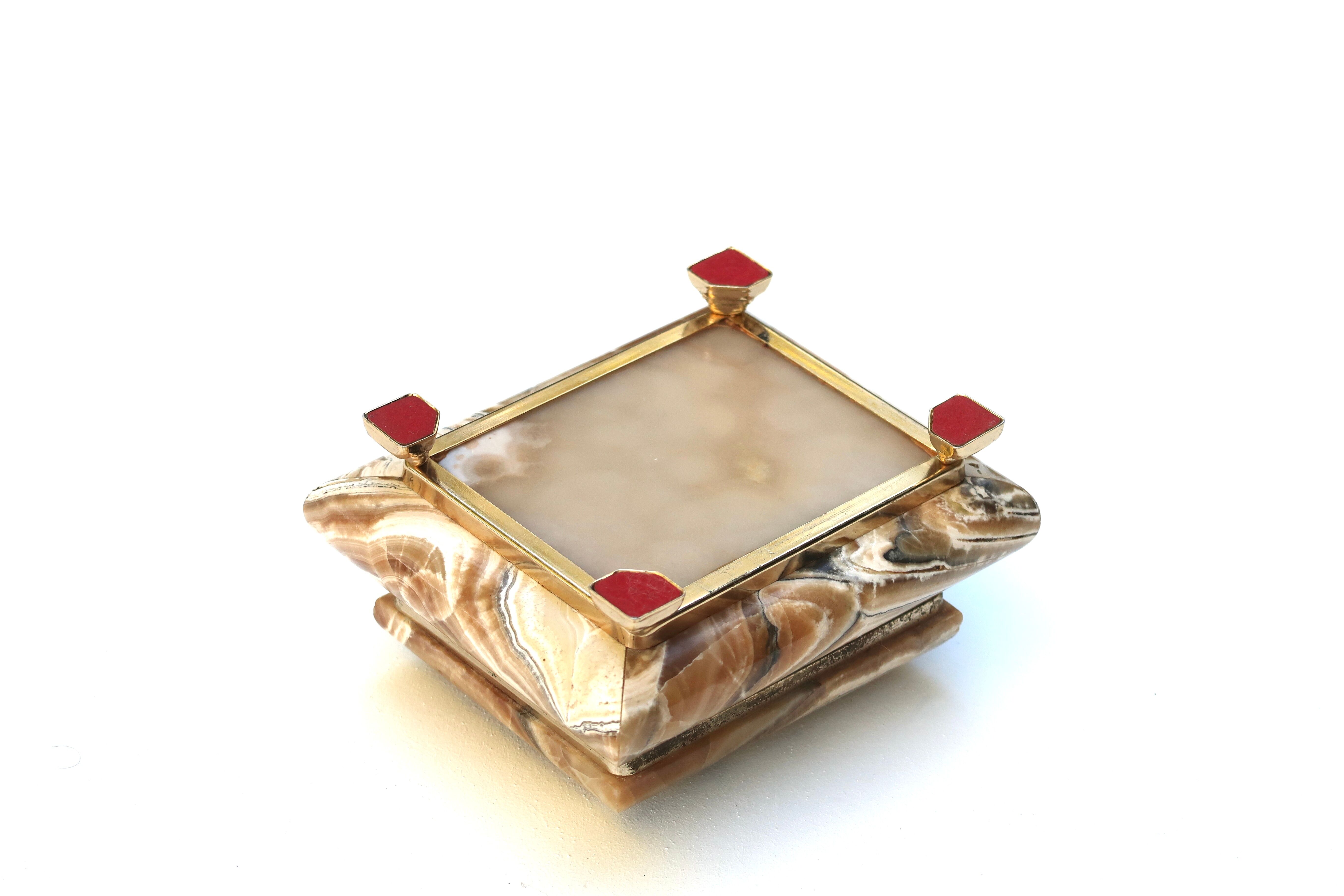 Alabaster and gilded metal box, 70s