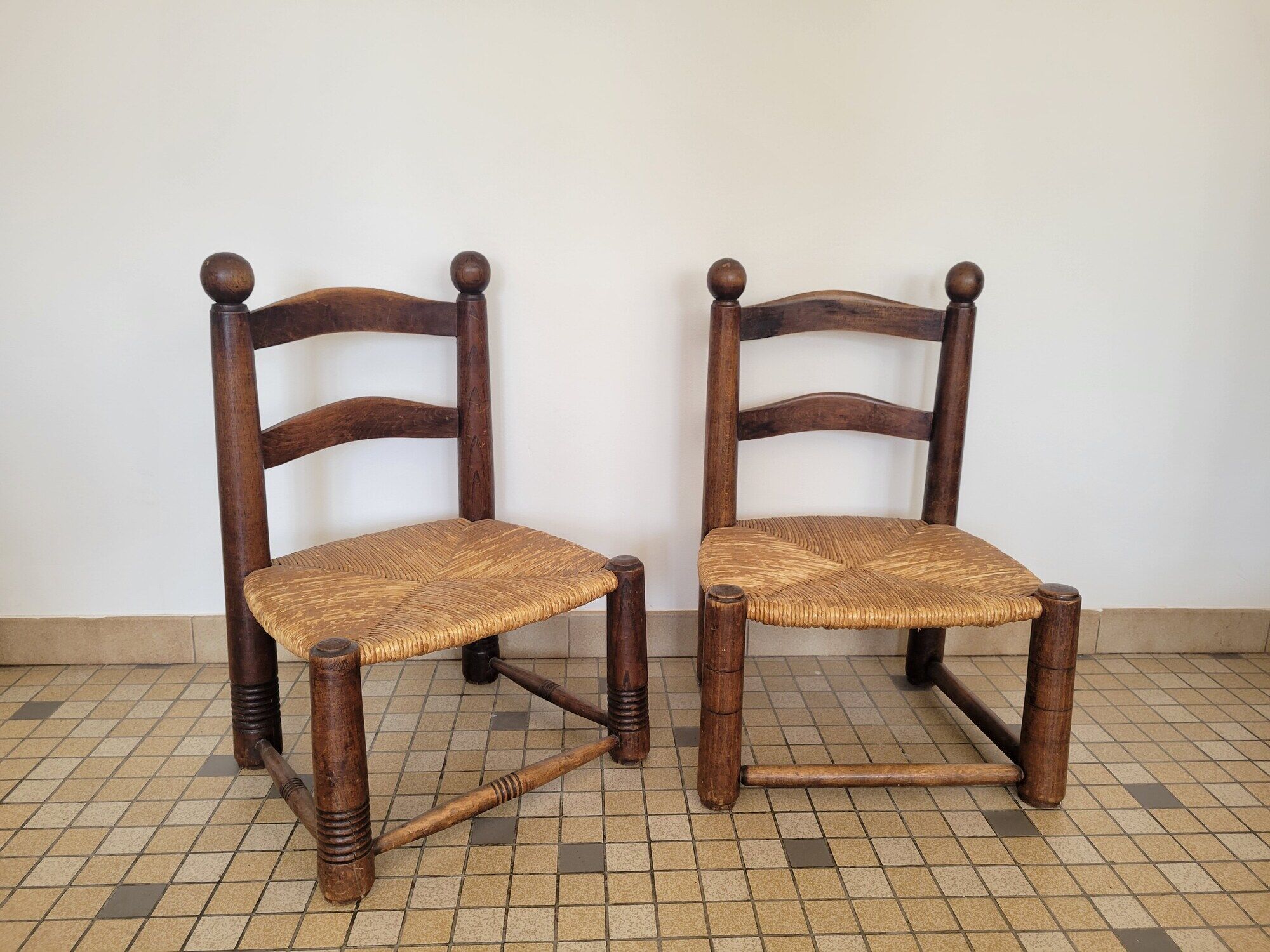 Duo de chaises de cheminée en bois et paille