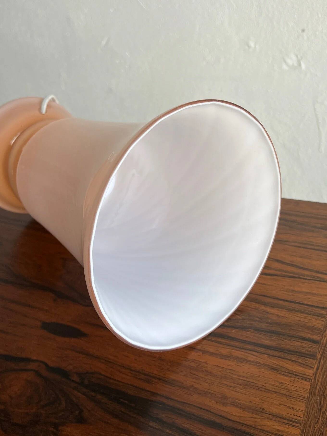 Lampe de table en verre opalin couleur chair | Suède | Années 1960