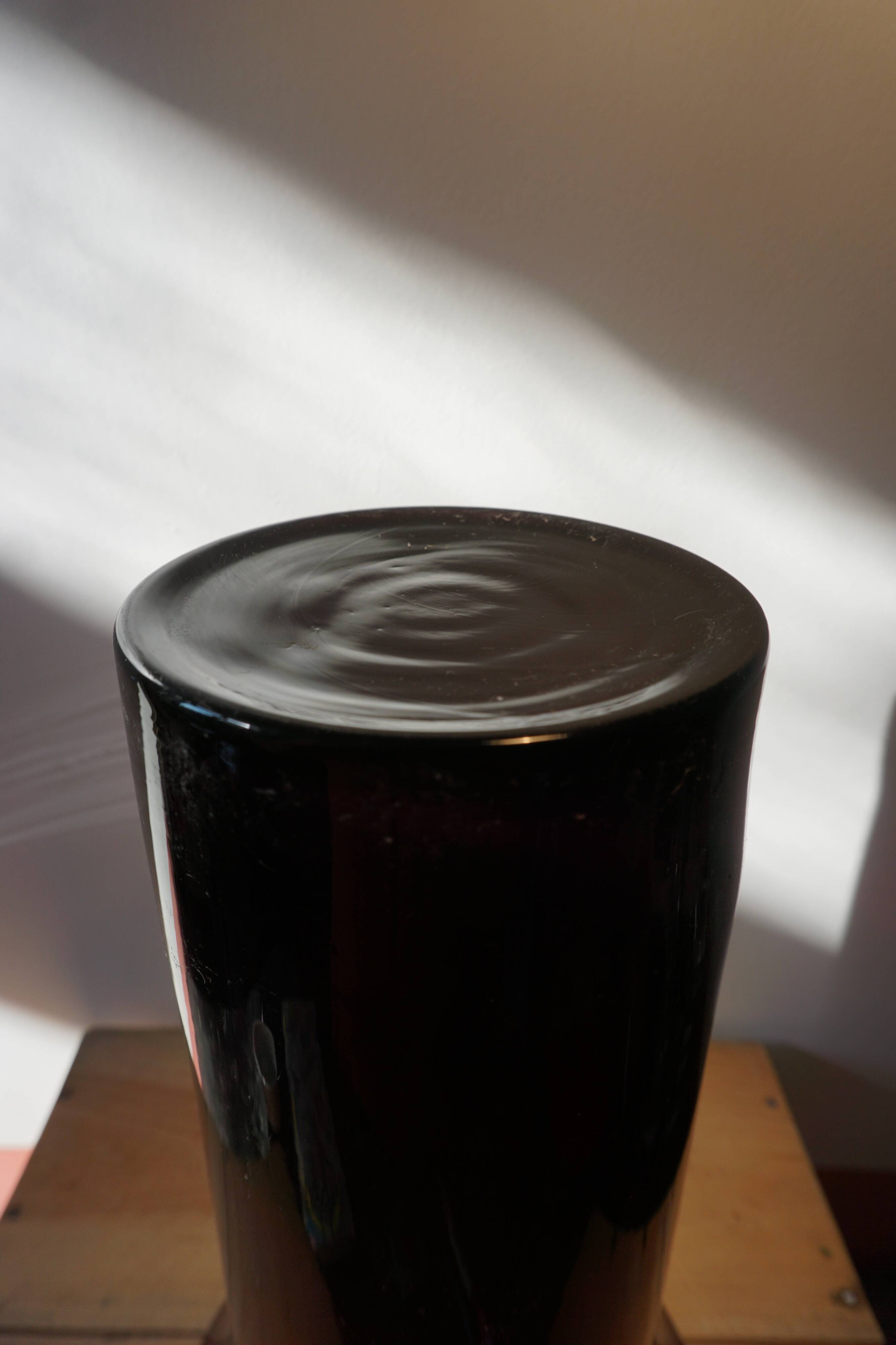 Vase violet en verre soufflé