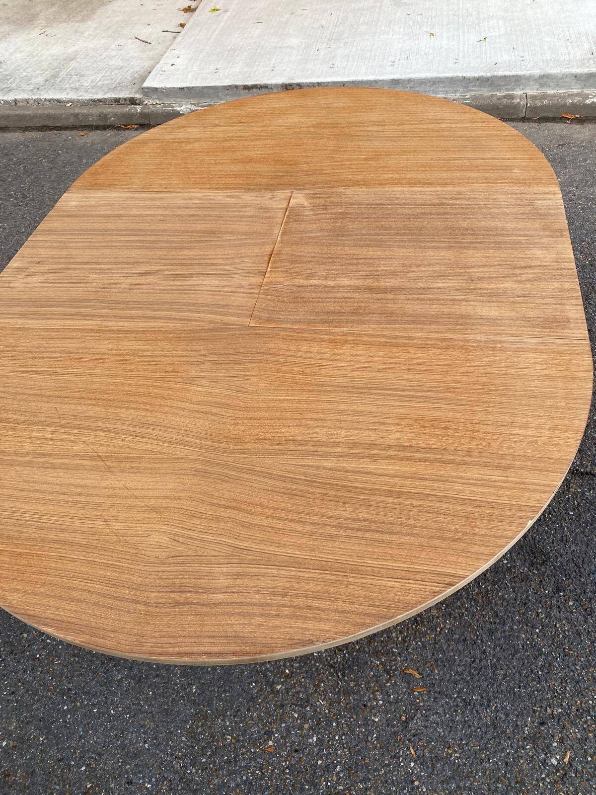 Table à manger scandinave ronde extensible rénovée en teck 1950
