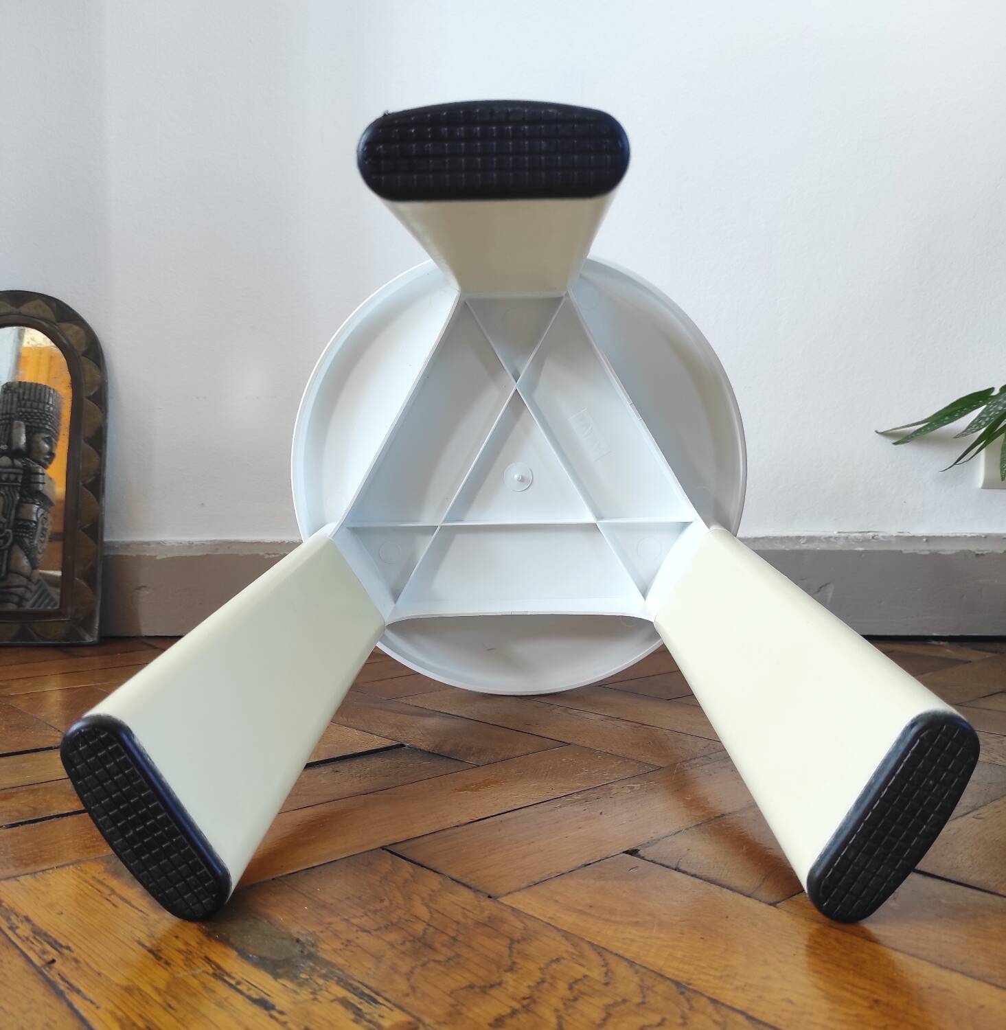 Vintage Space Age tripod stool in white plastic – Tatay, 1970s