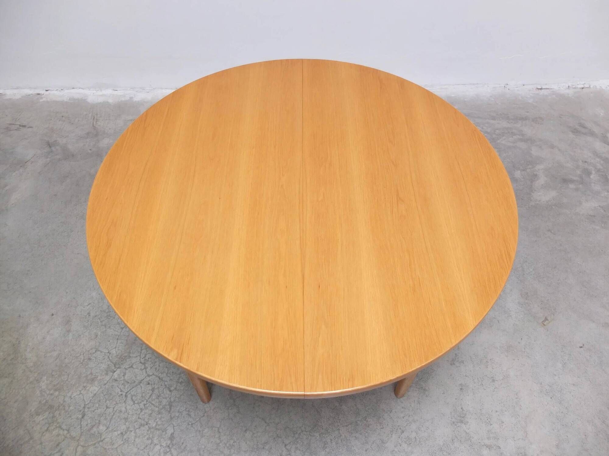 Round extendable dining table in oak by Van Den Berghe-Pauvers, 1970s