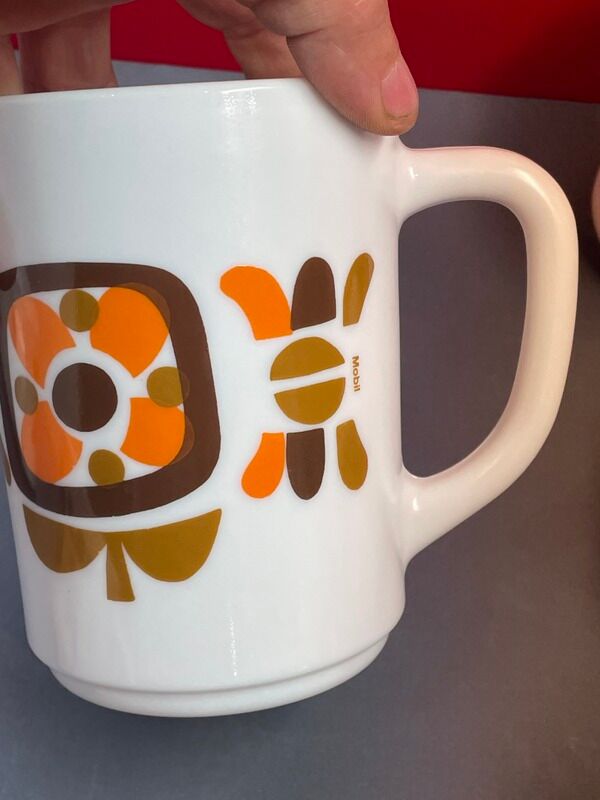 Pitcher and mugs mobil vintage 70s lot of 8 pieces
