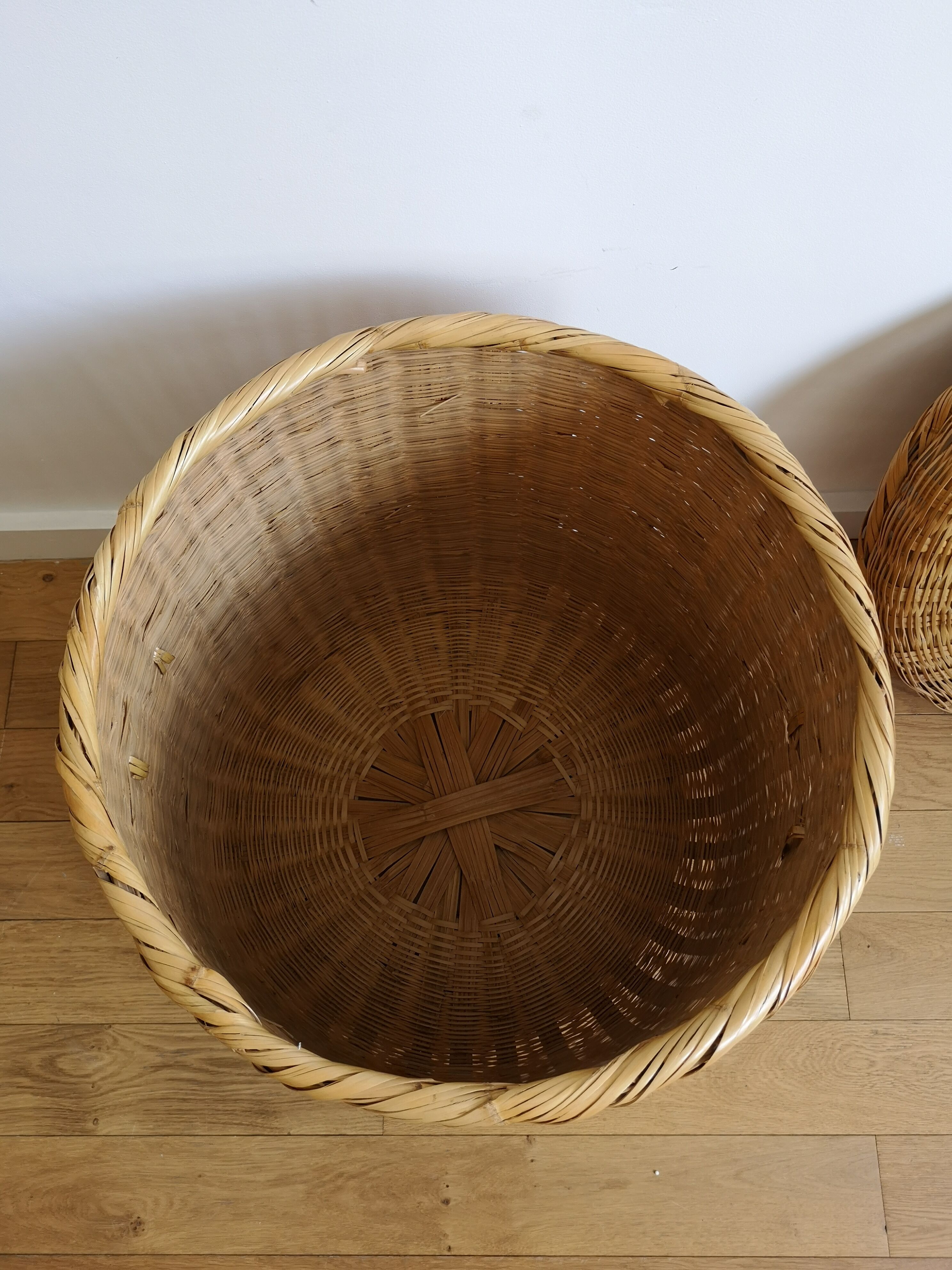 Wicker basket with lid