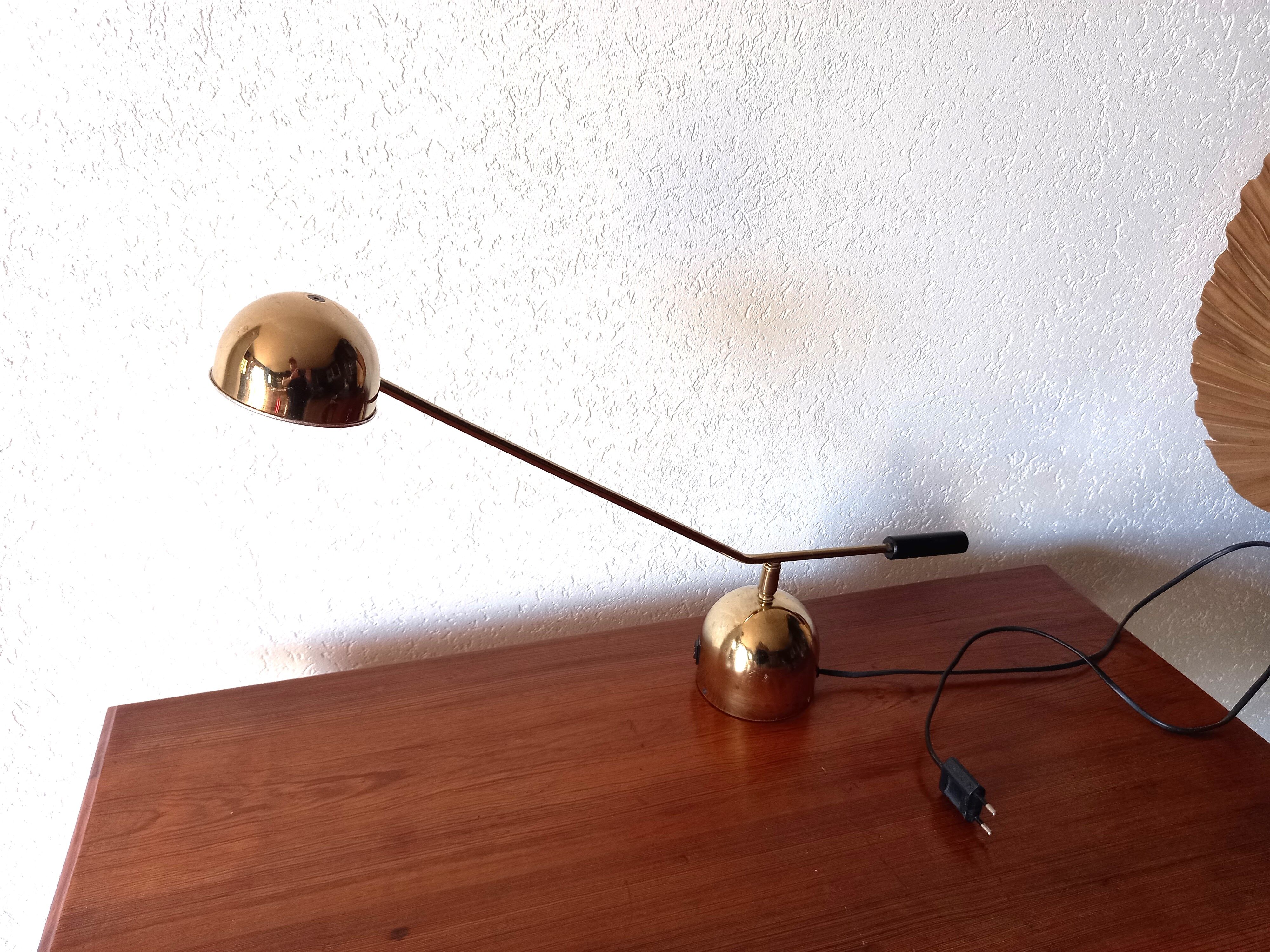 Desk lamp