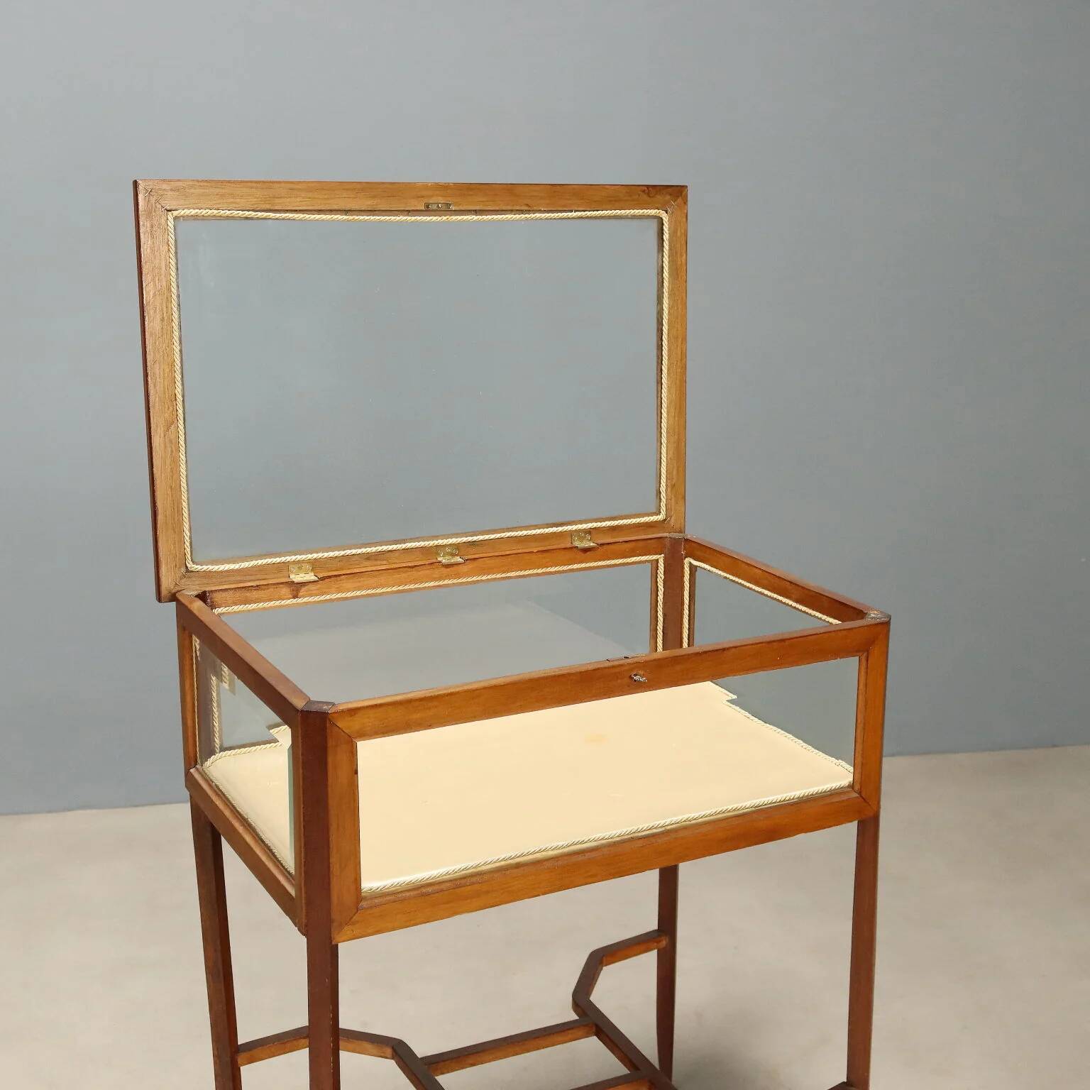 Showcase table in mahogany with bevelled glass.