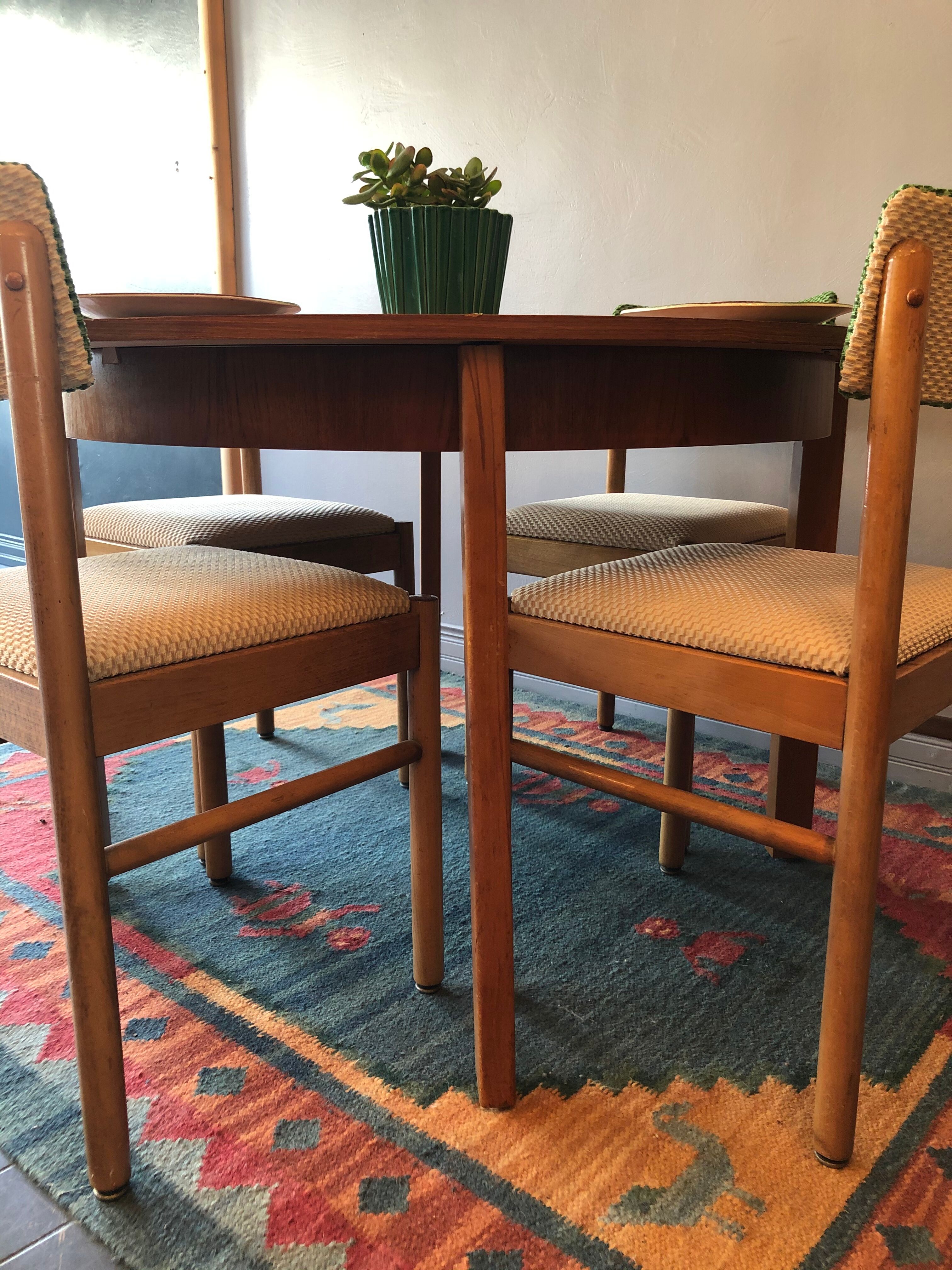 Vintage round table with built-in extension