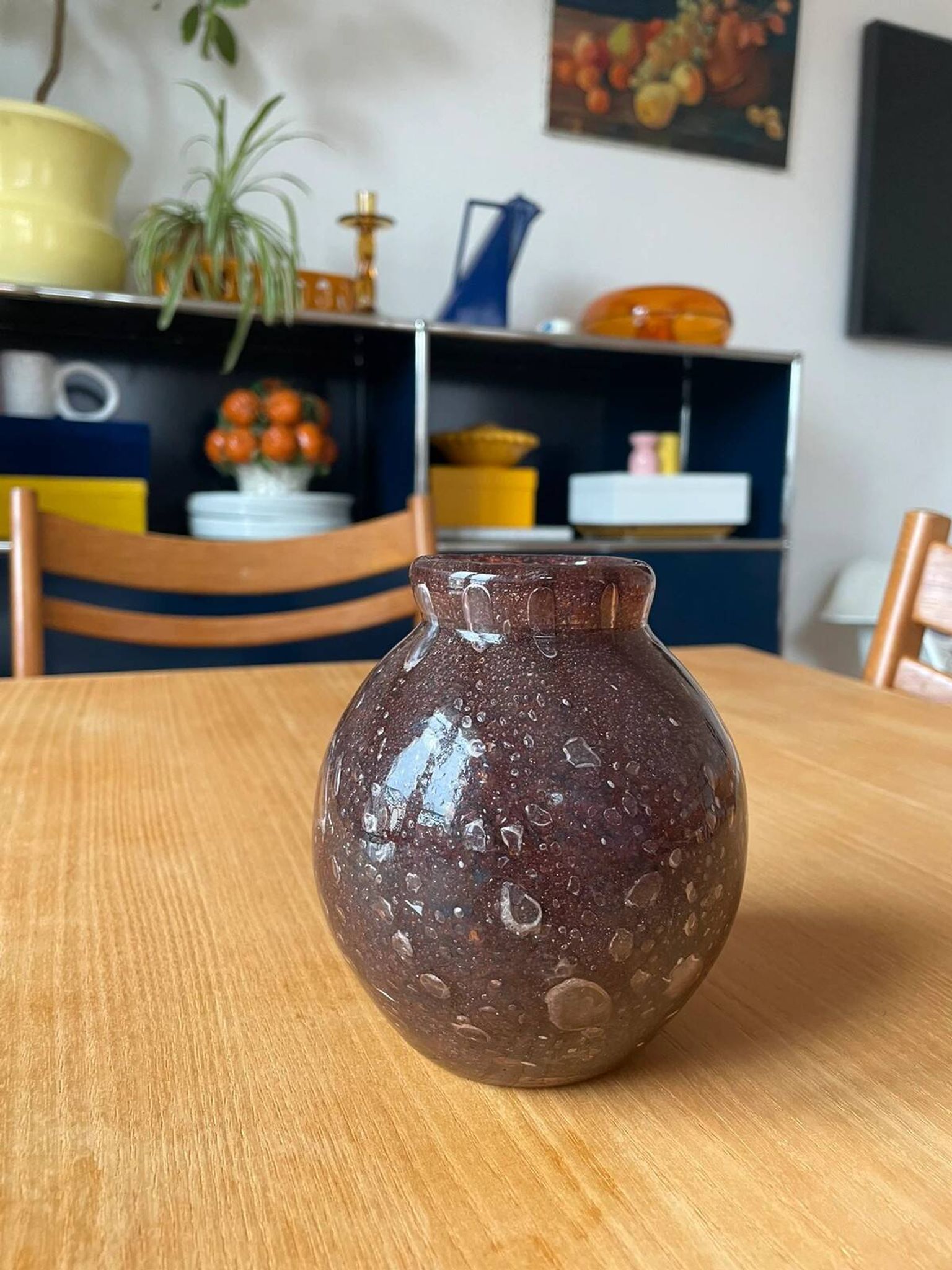 Petit vase marron en verre soufflé vintage