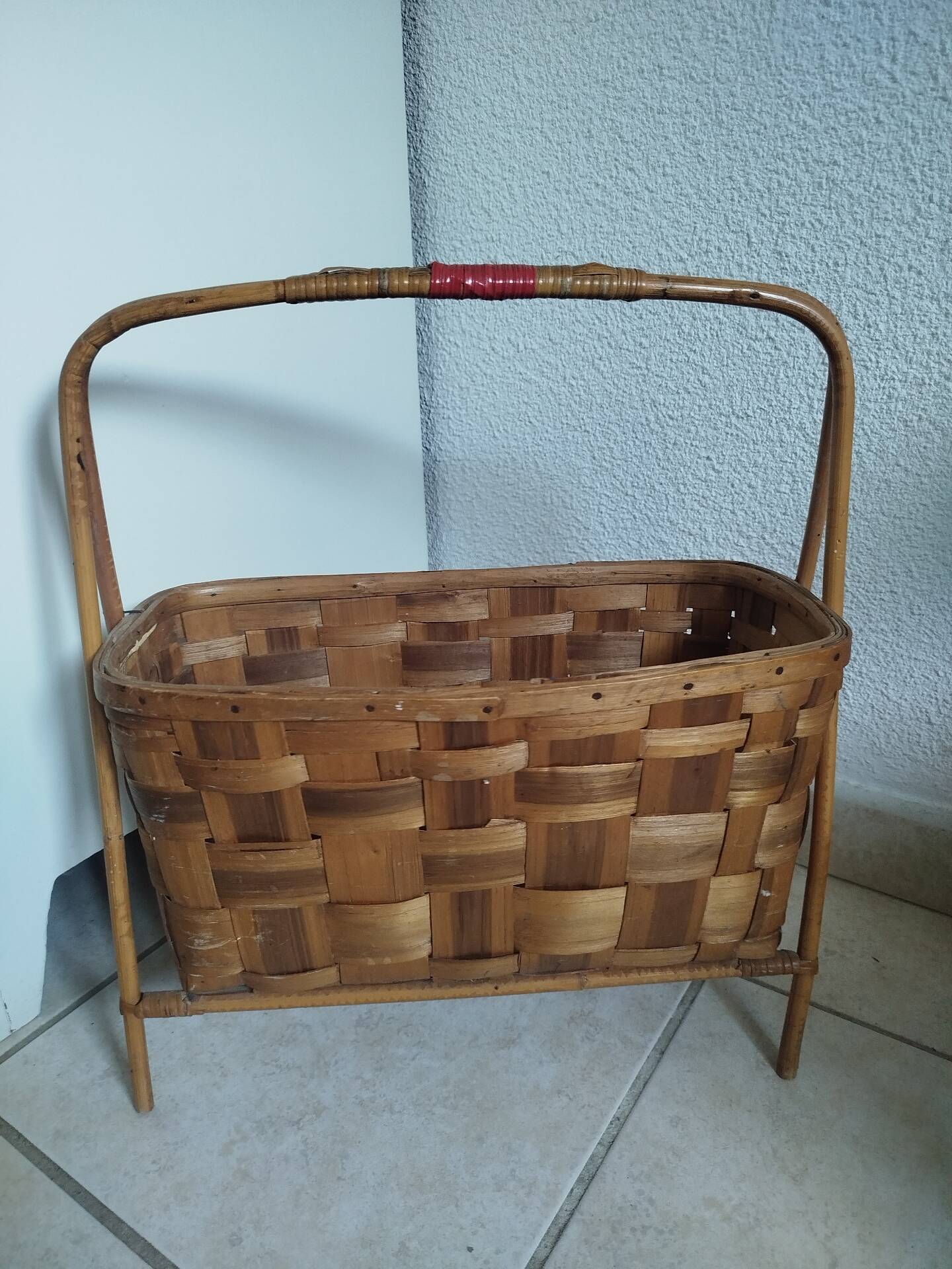 Vintage magazine rack in rattan/wood
