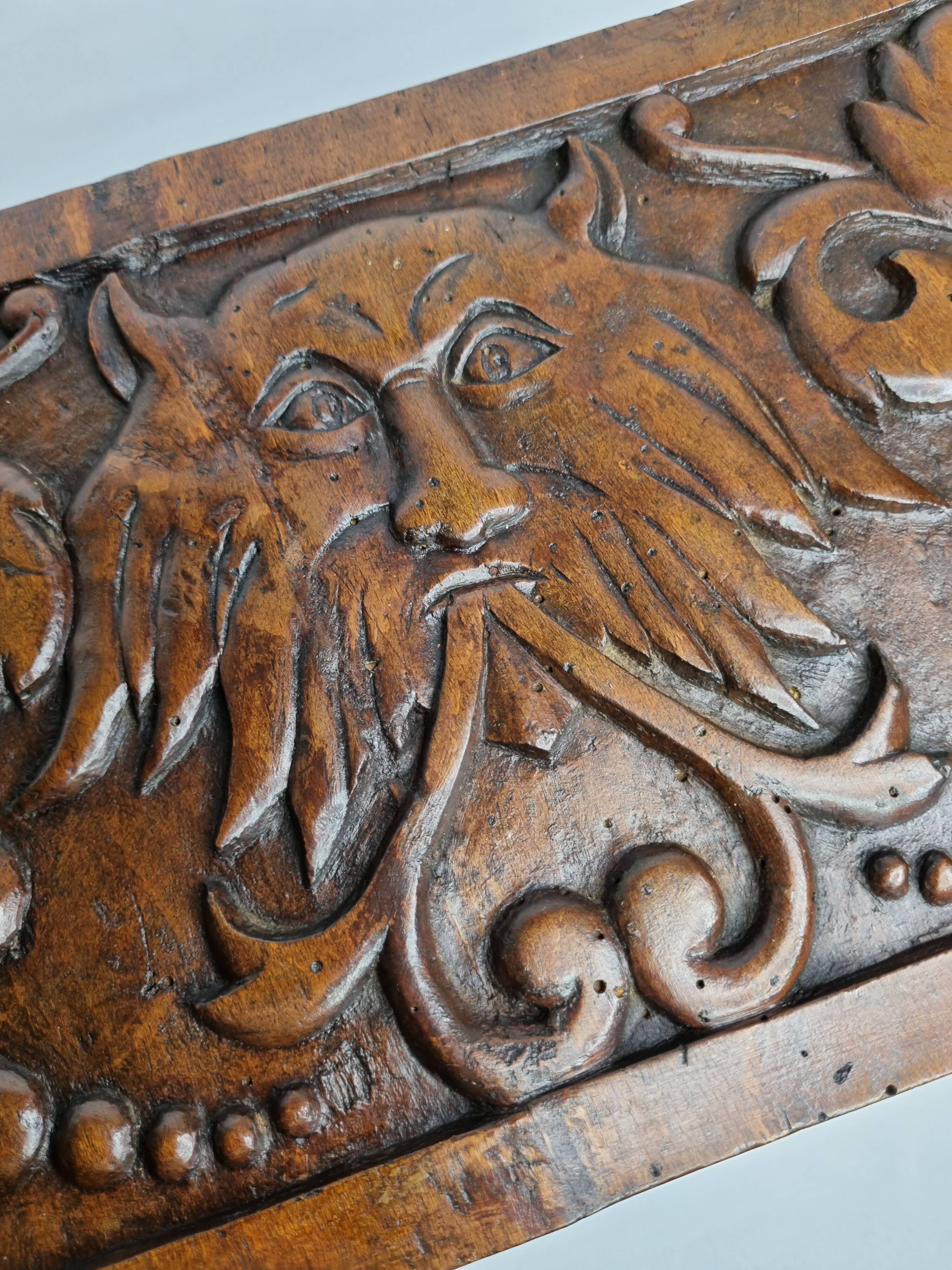 Ancien coffret en bois sculpté à décor de mascaron