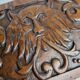 Ancien coffret en bois sculpté à décor de mascaron