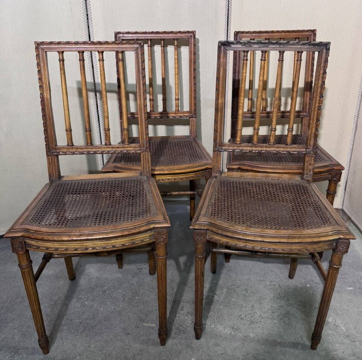 Série de quatre chaises style Louis XVI en bois sculpté