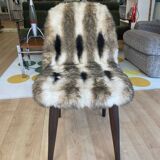 Chaise moumoute à motifs & pieds fuselés bois foncé