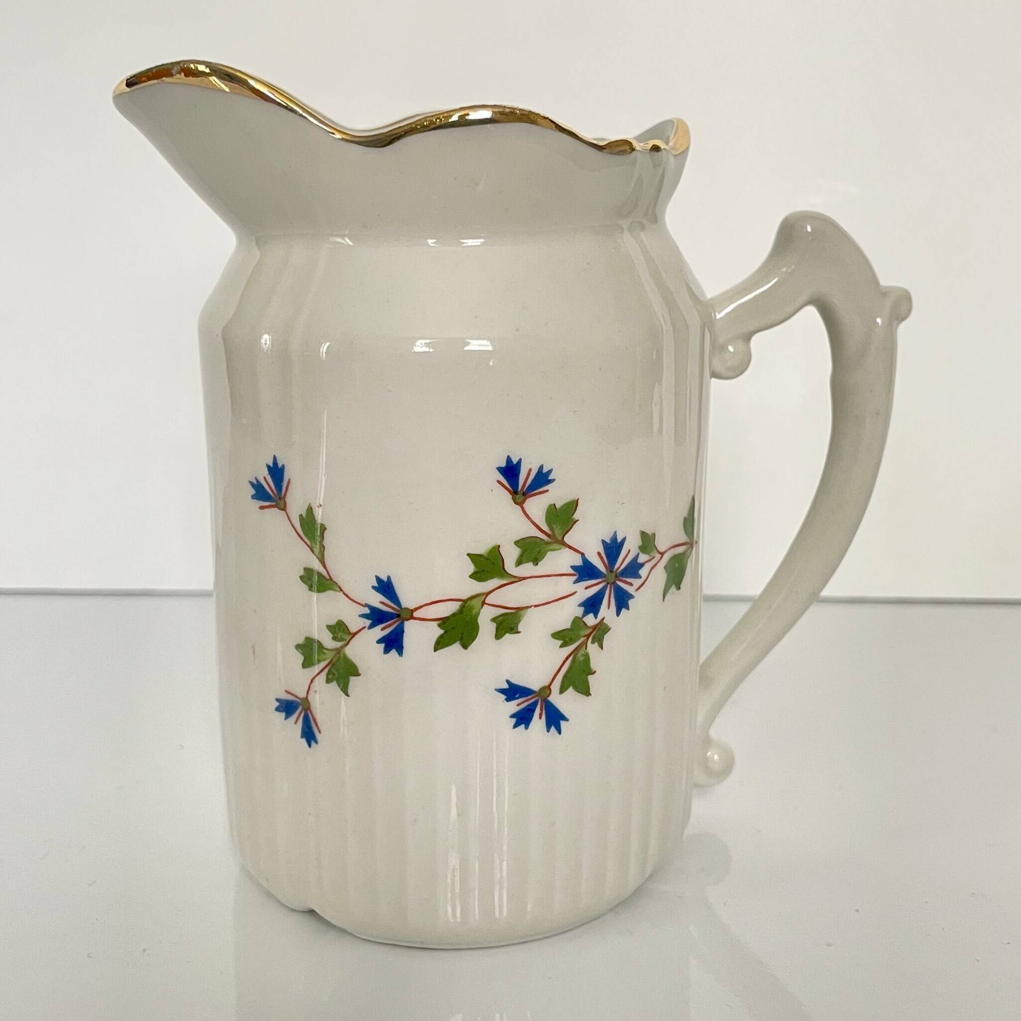 Pot à lait au décor de barbeaux