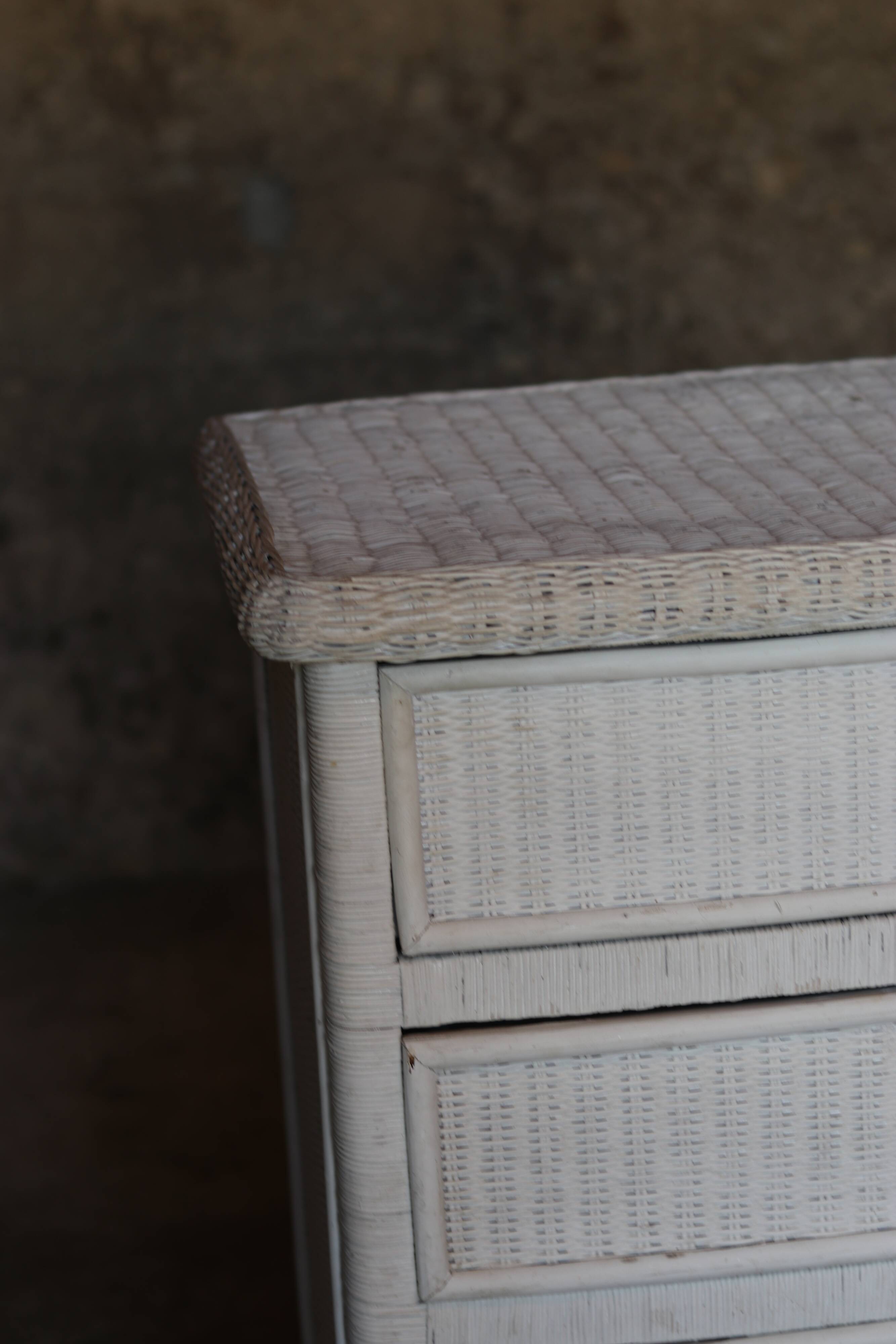 Chiffonnier vintage en osier blanc