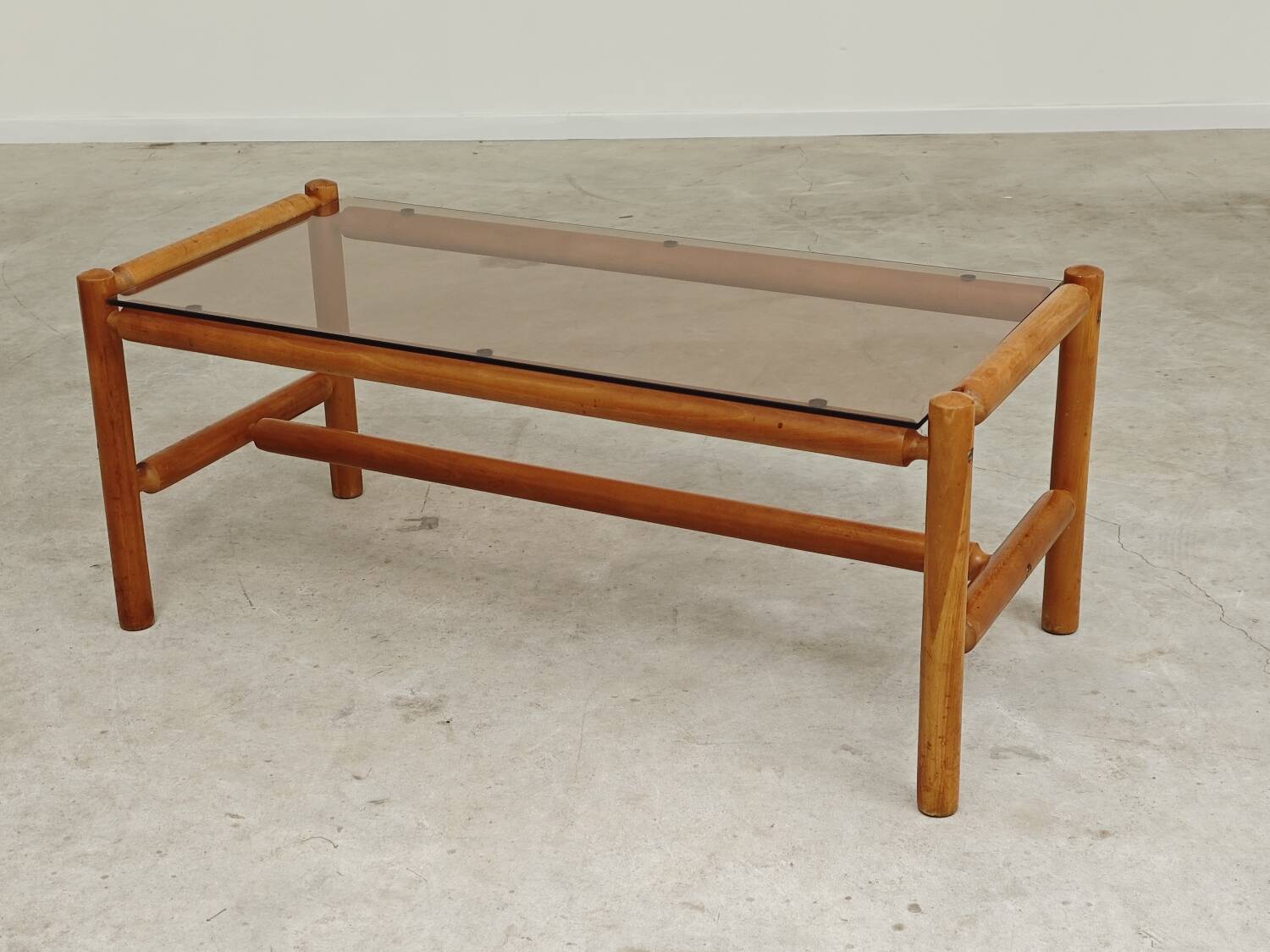 Table basse style chalet bois massif et verre  République Tchèque 1970