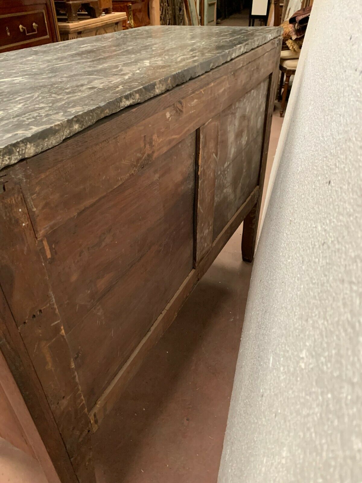 Transition style chest of drawers in rosewood and amaranth veneer, 20th century