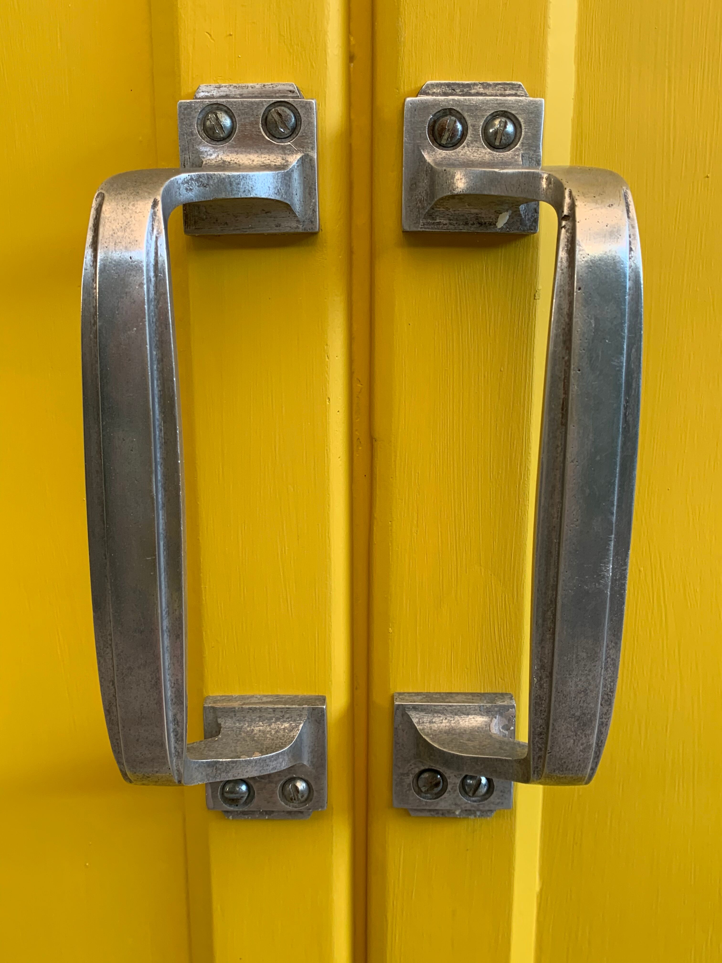 Armoire parisienne jaune poudrée 1950