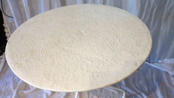 Table de jardin blanche en métal ronde