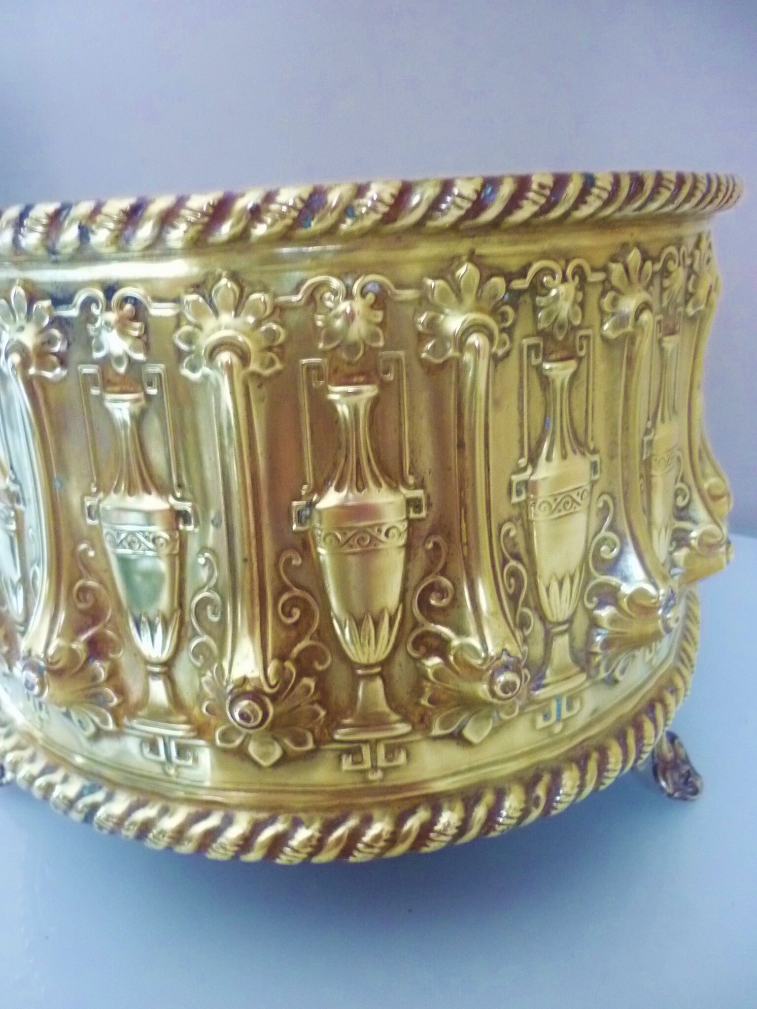 Old planter, repelled brass, nineteenth century, antique décor