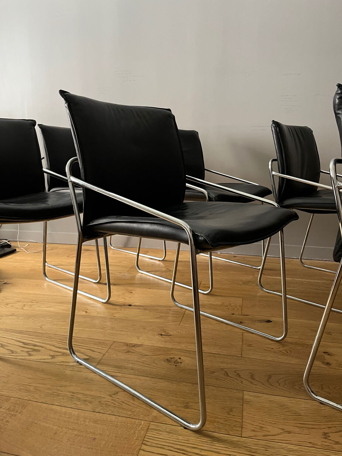 Ensemble de 6 chaises en cuir circa 1970