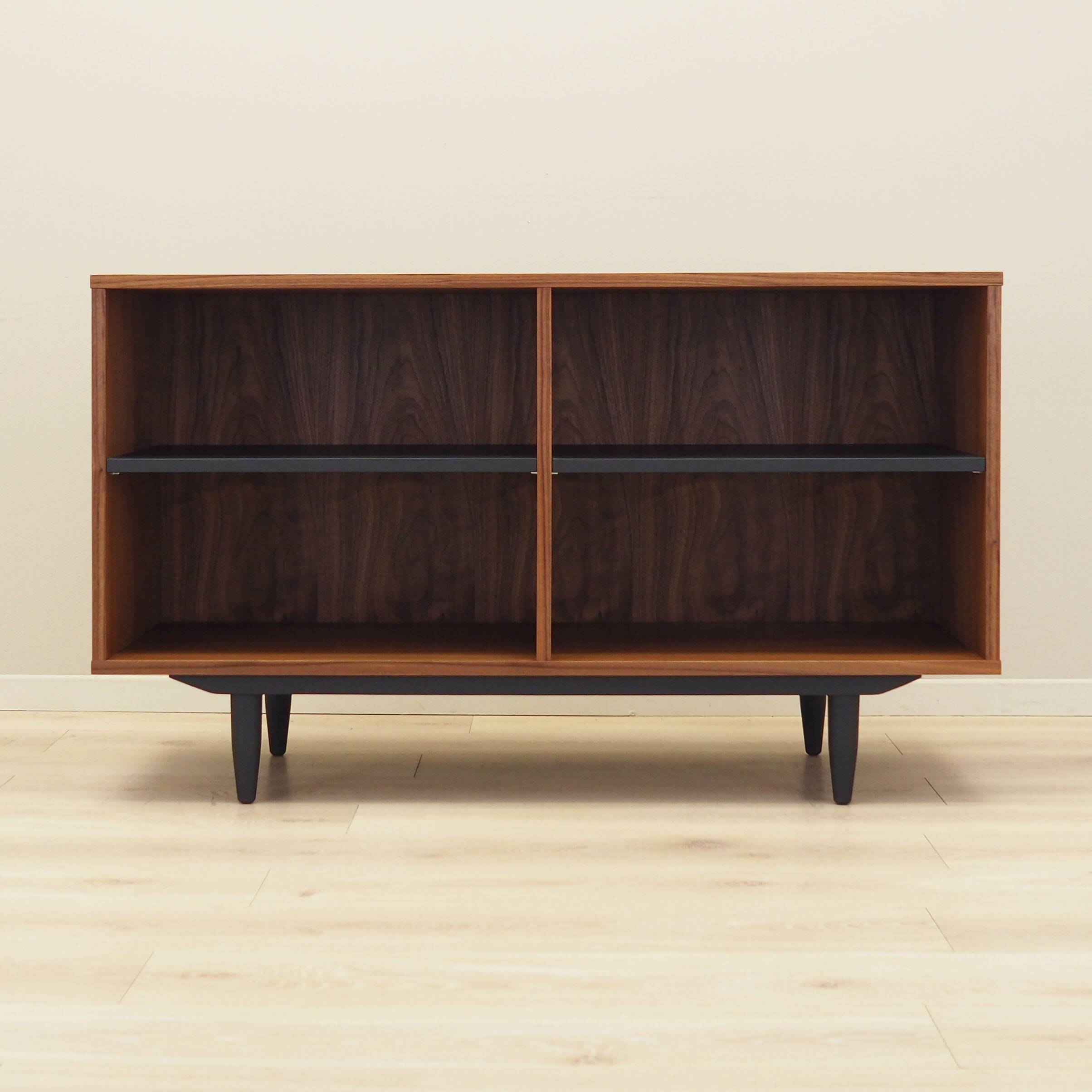 Bibliothèque en noyer, design scandinave