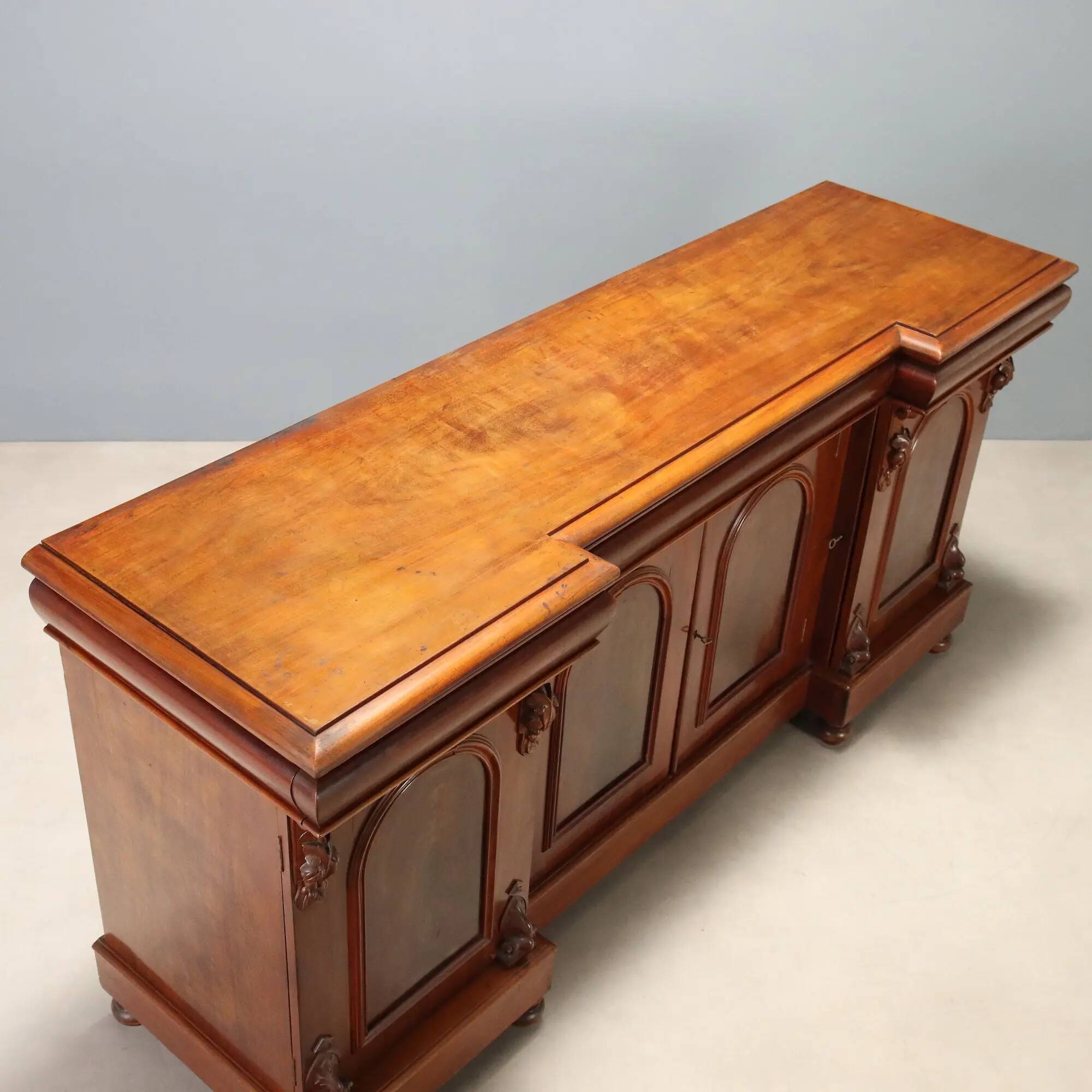 Victorian buffet in mahogany with 3 drawers, Italy, 19th century.