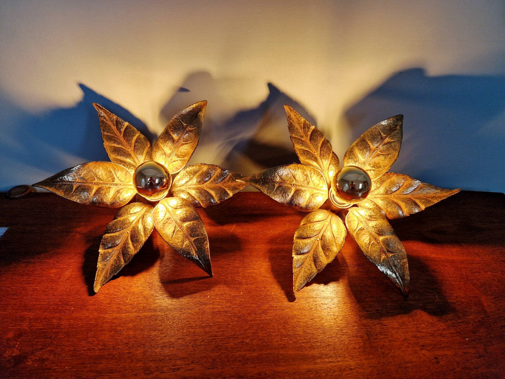 Pair of floral wall sconces in brass, design by Willy Daro, 1970.